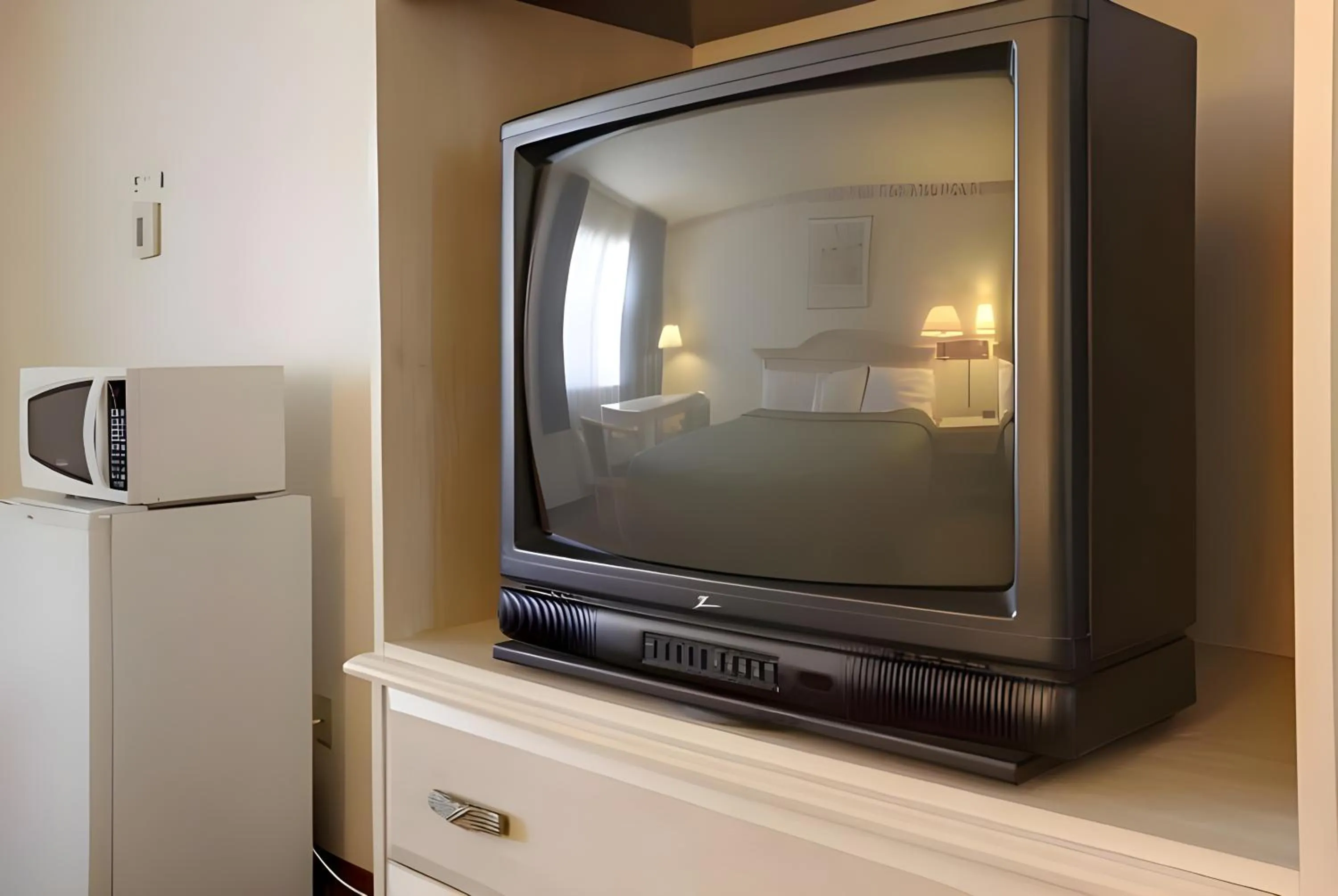 TV and multimedia in Days Inn by Wyndham Gilroy