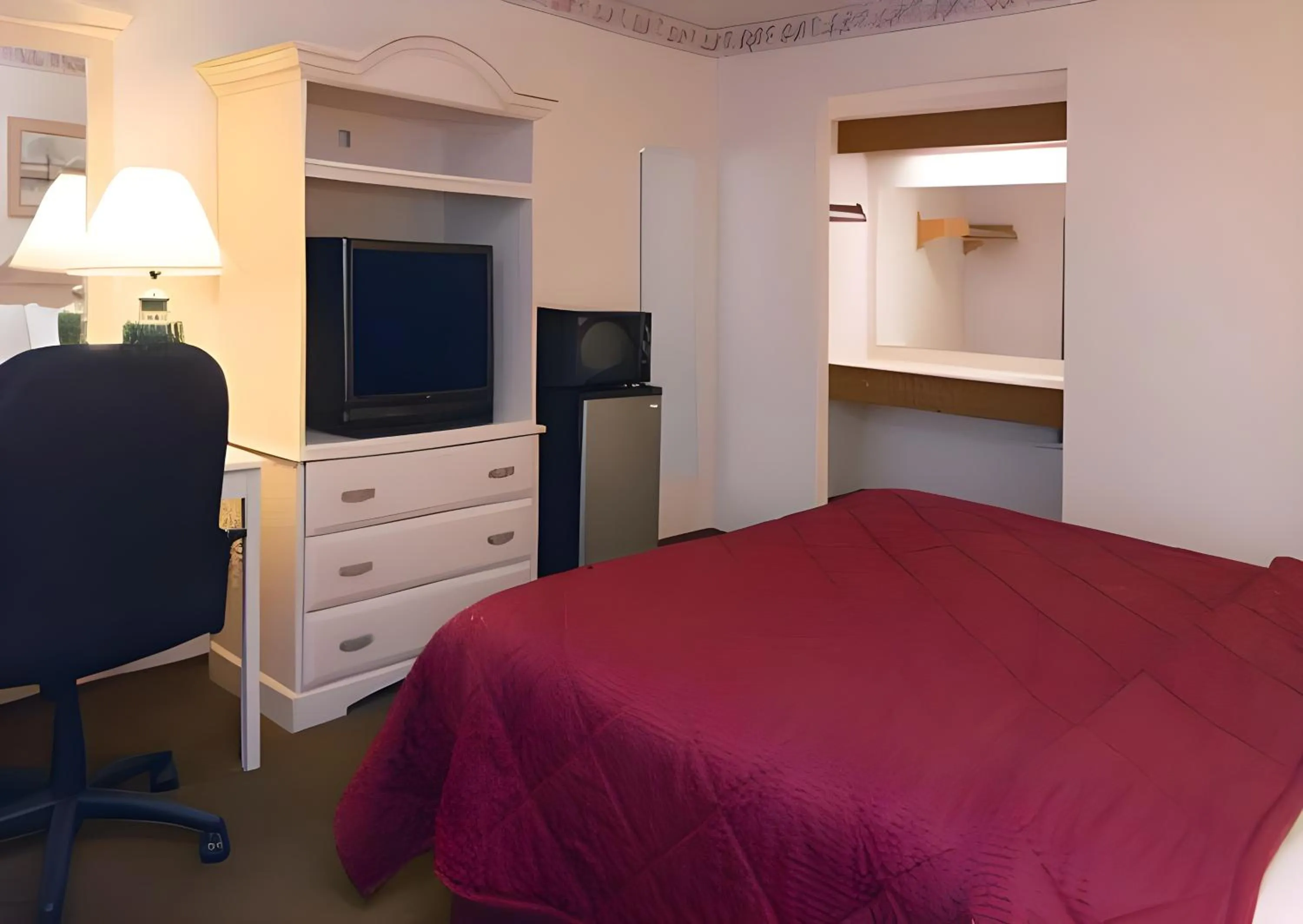 TV and multimedia, Bed in Days Inn by Wyndham Gilroy