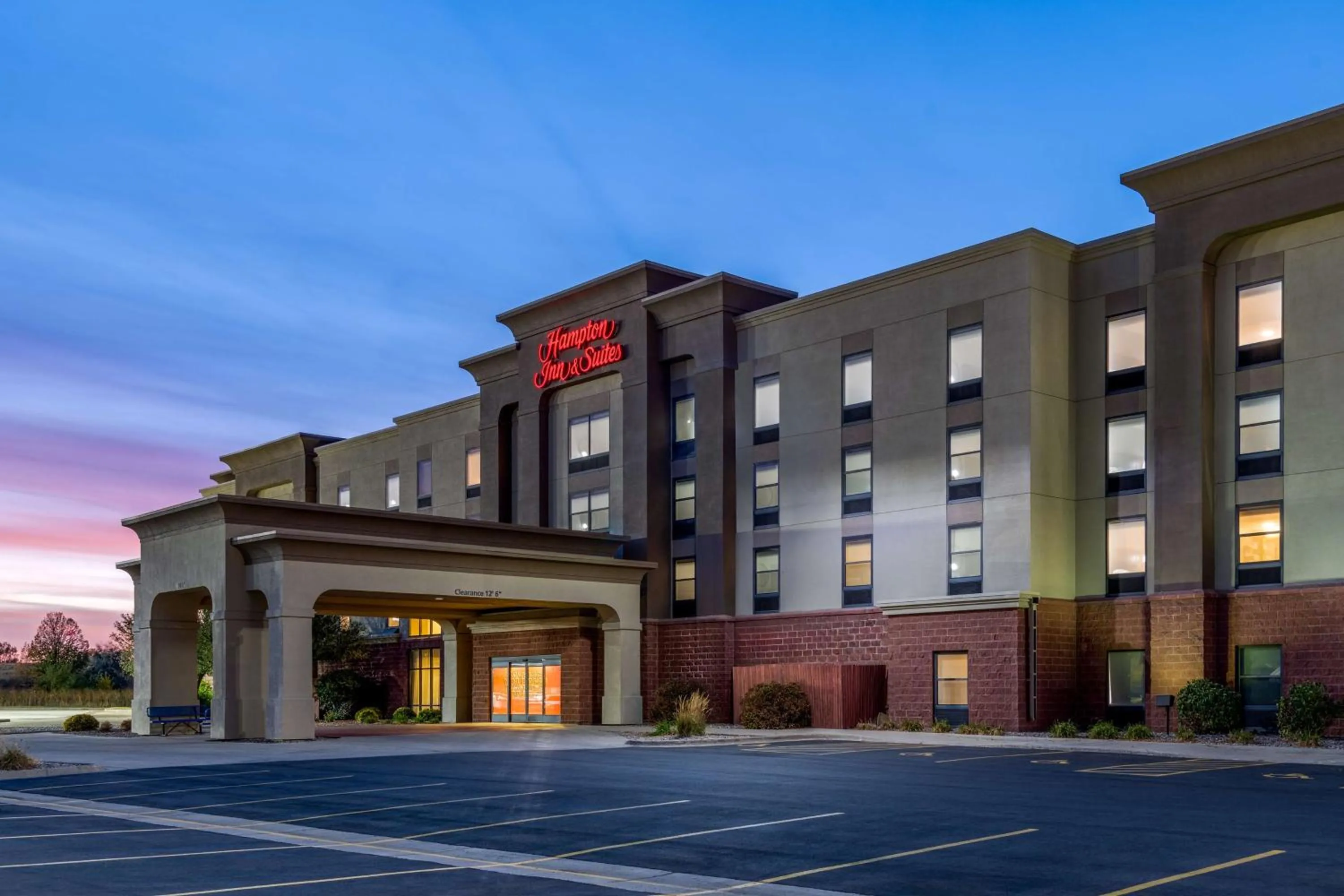 Property building in Hampton Inn & Suites Brookings