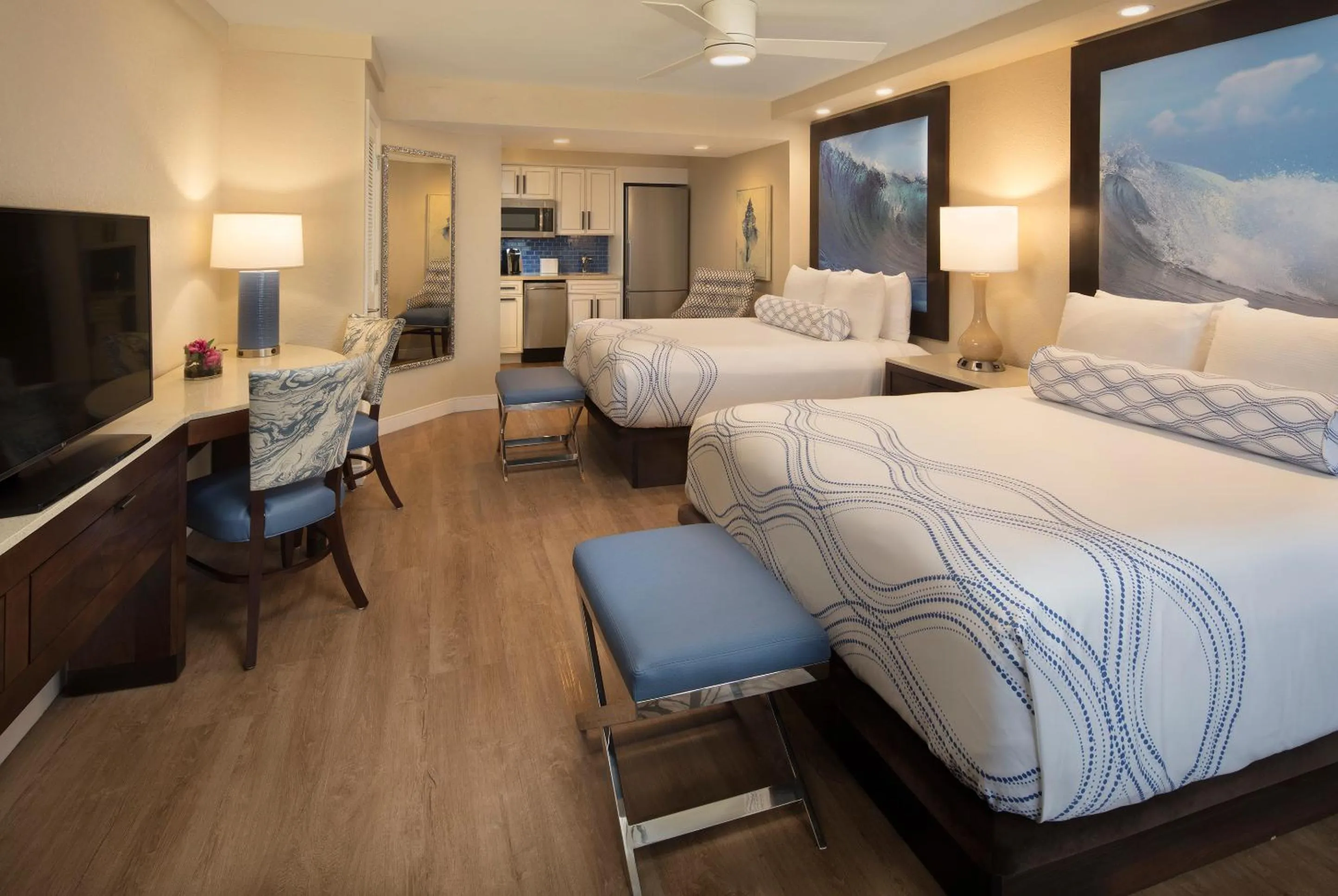 Photo of the whole room, Bed in Lido Beach Resort - Sarasota