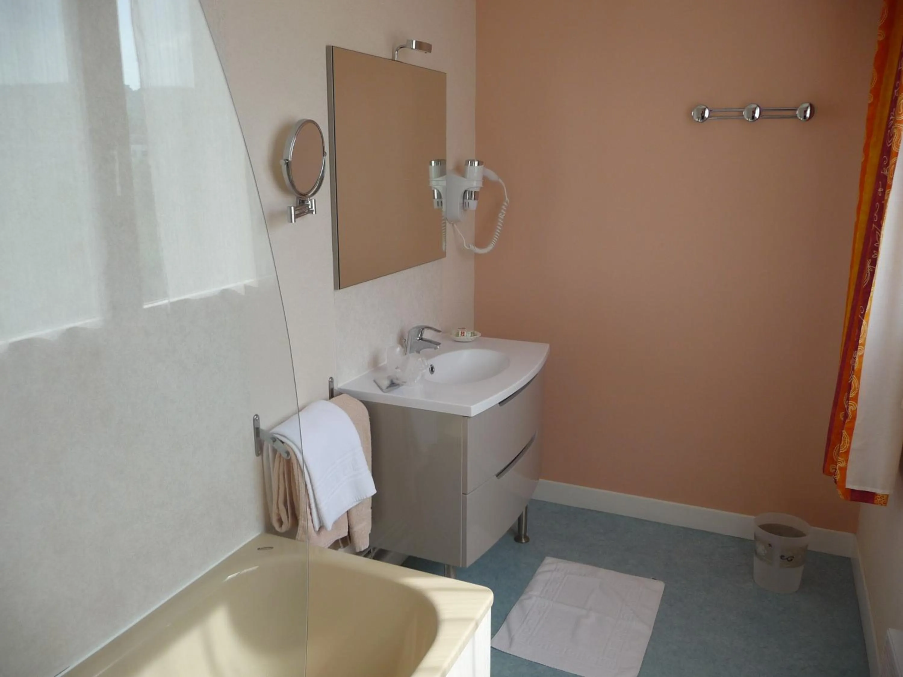 Bathroom in Hotel du Haut Marais