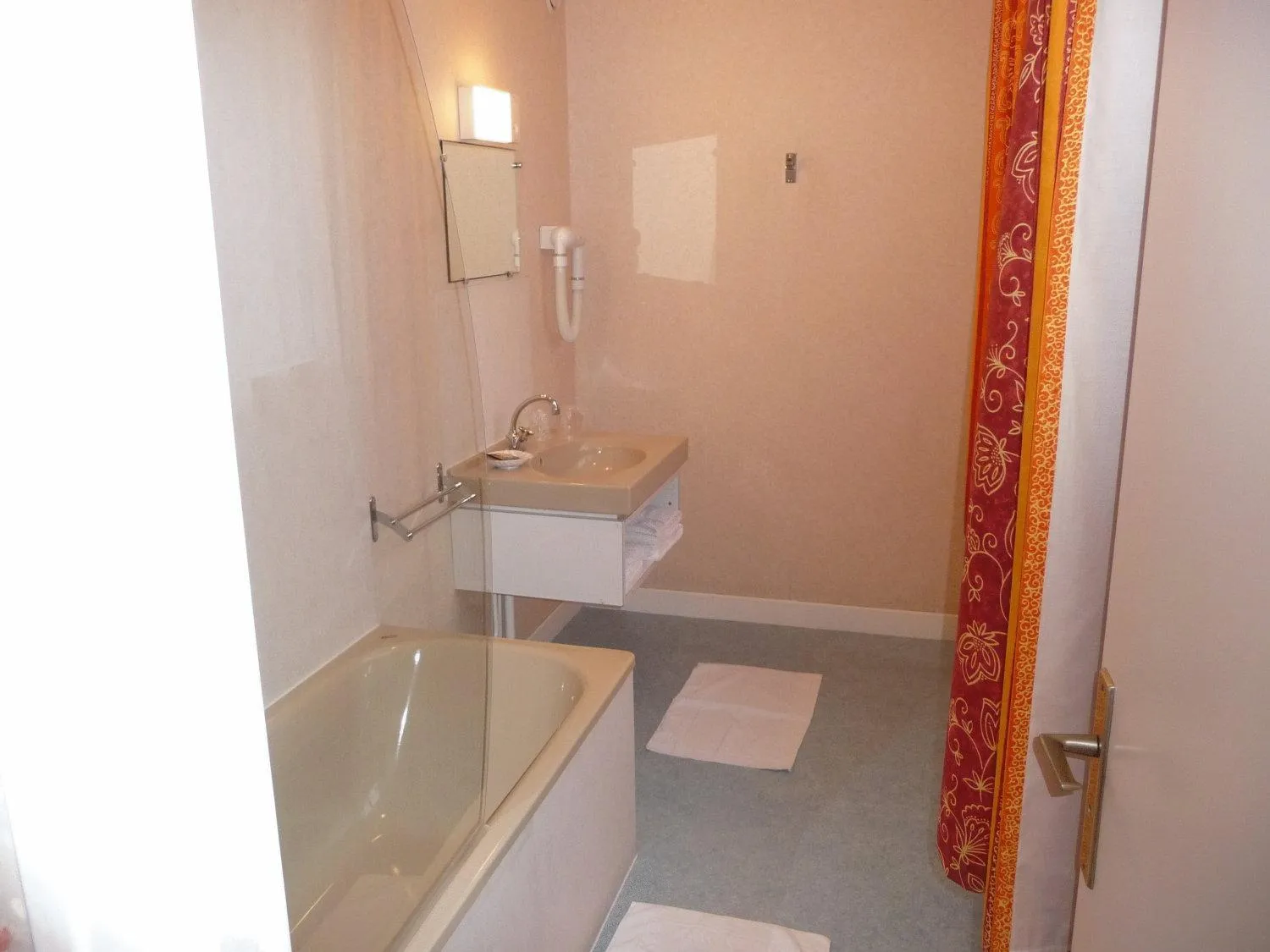 Bathroom in Hotel du Haut Marais