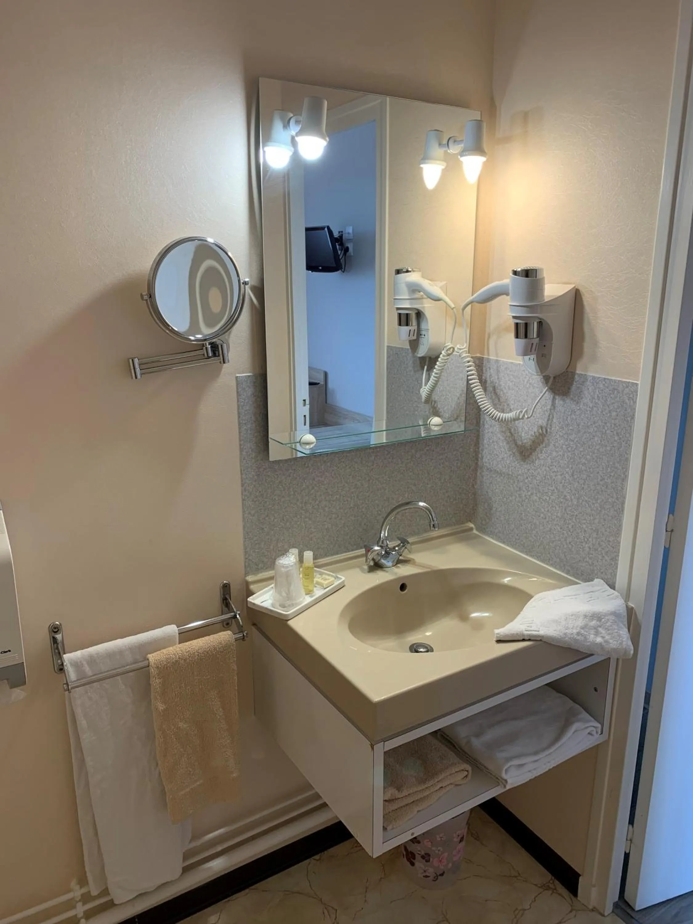 Bathroom in Hotel du Haut Marais