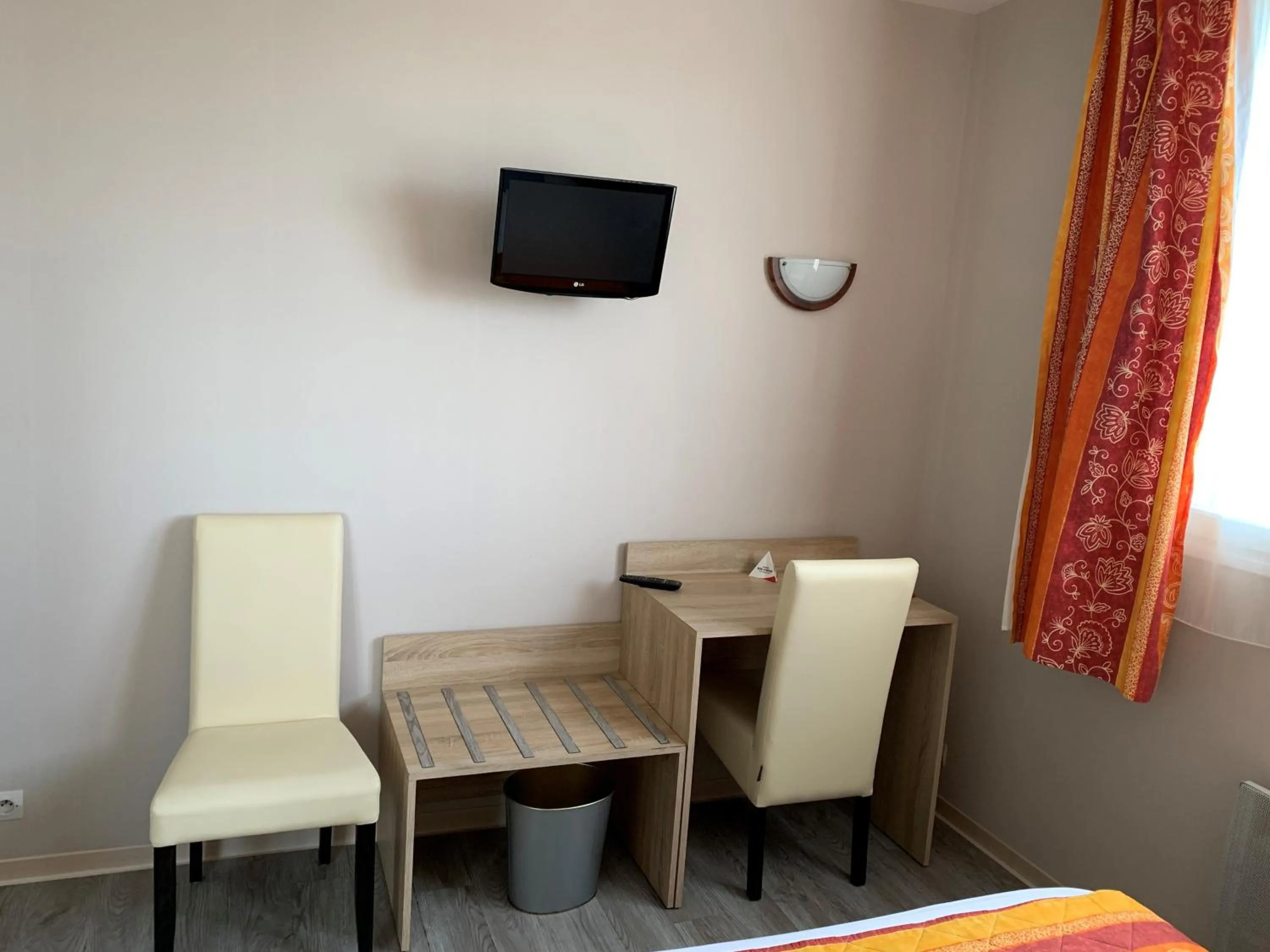 TV and multimedia in Hotel du Haut Marais