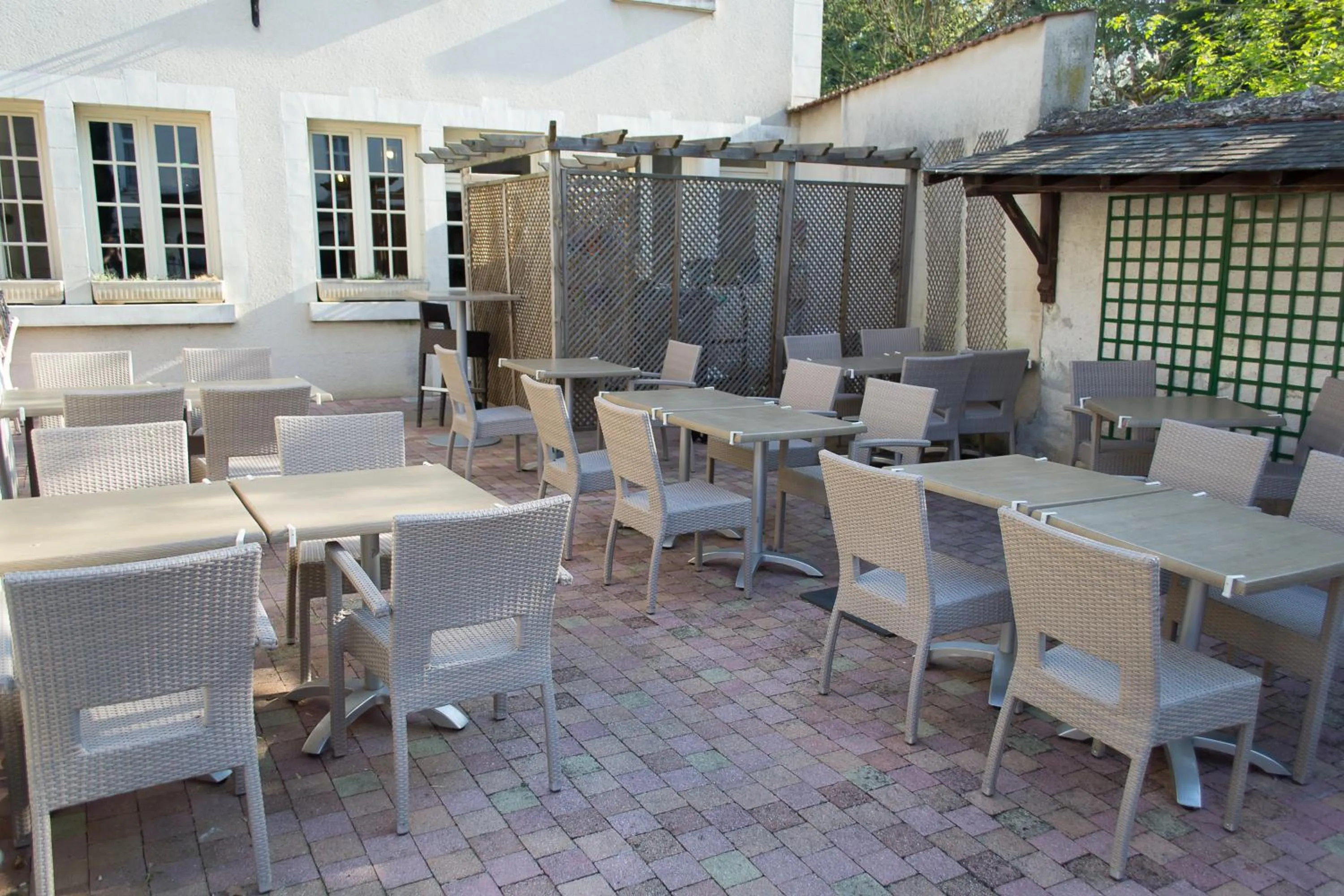 Patio in Logis Hôtels Restaurant Le Relais Chenonceaux