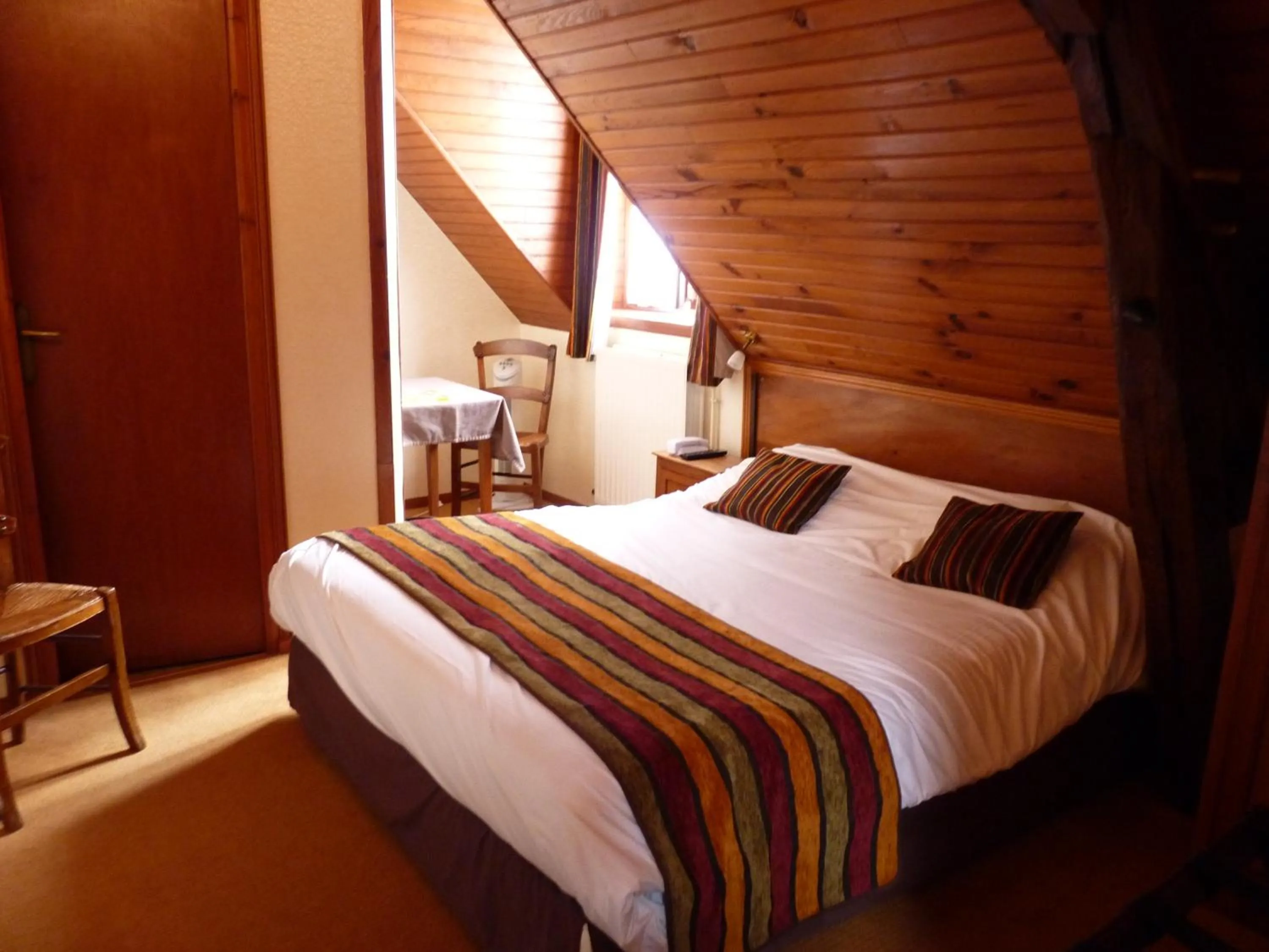 Bed in Logis Hôtels Restaurant Le Relais Chenonceaux