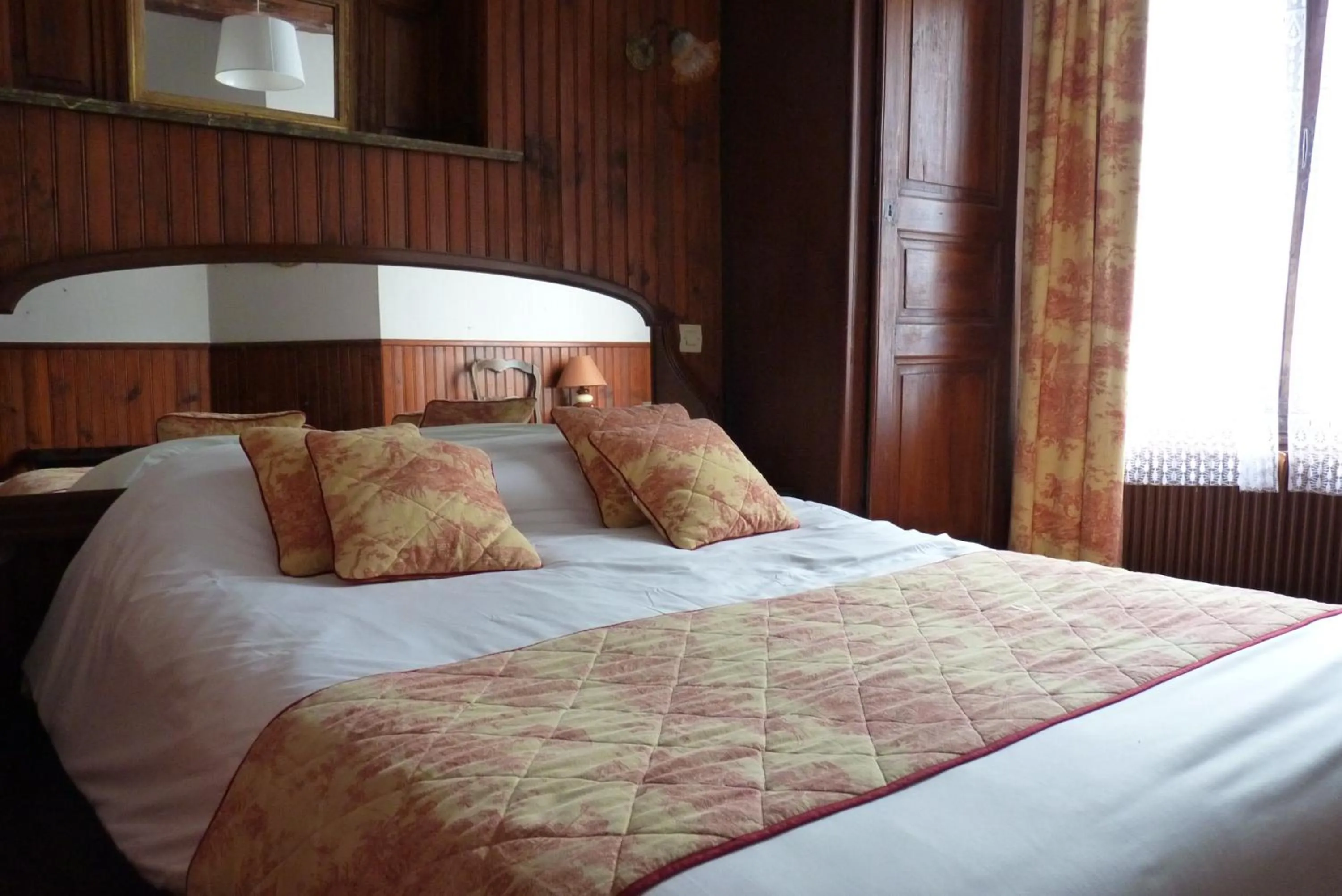 Bed in Logis Hôtels Restaurant Le Relais Chenonceaux