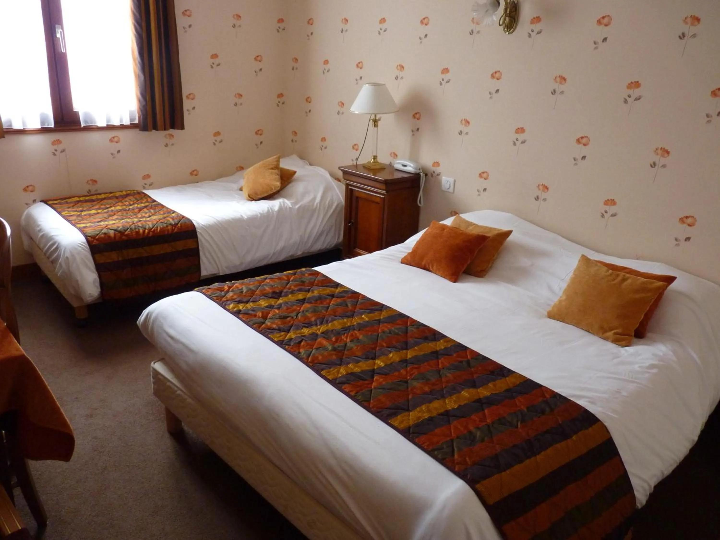 Bed in Logis Hôtels Restaurant Le Relais Chenonceaux
