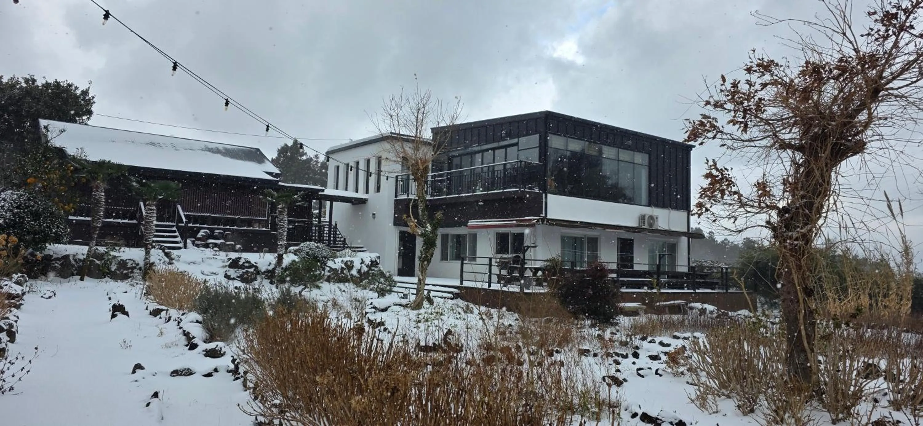 Gotjawal Geomunoreum Pension