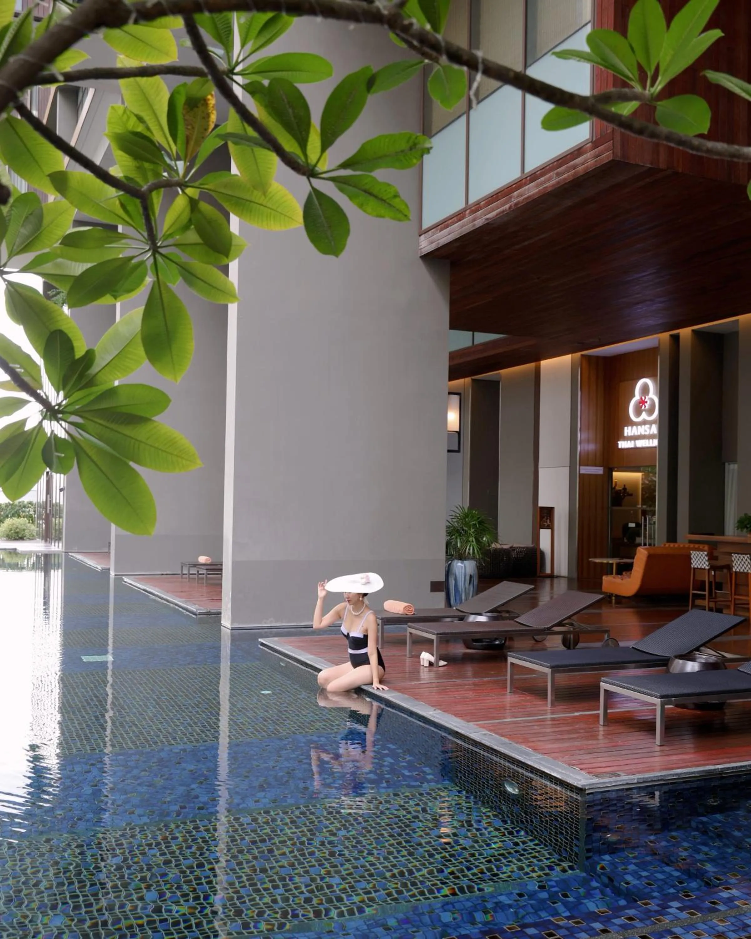 Swimming pool in Hansar Bangkok Hotel