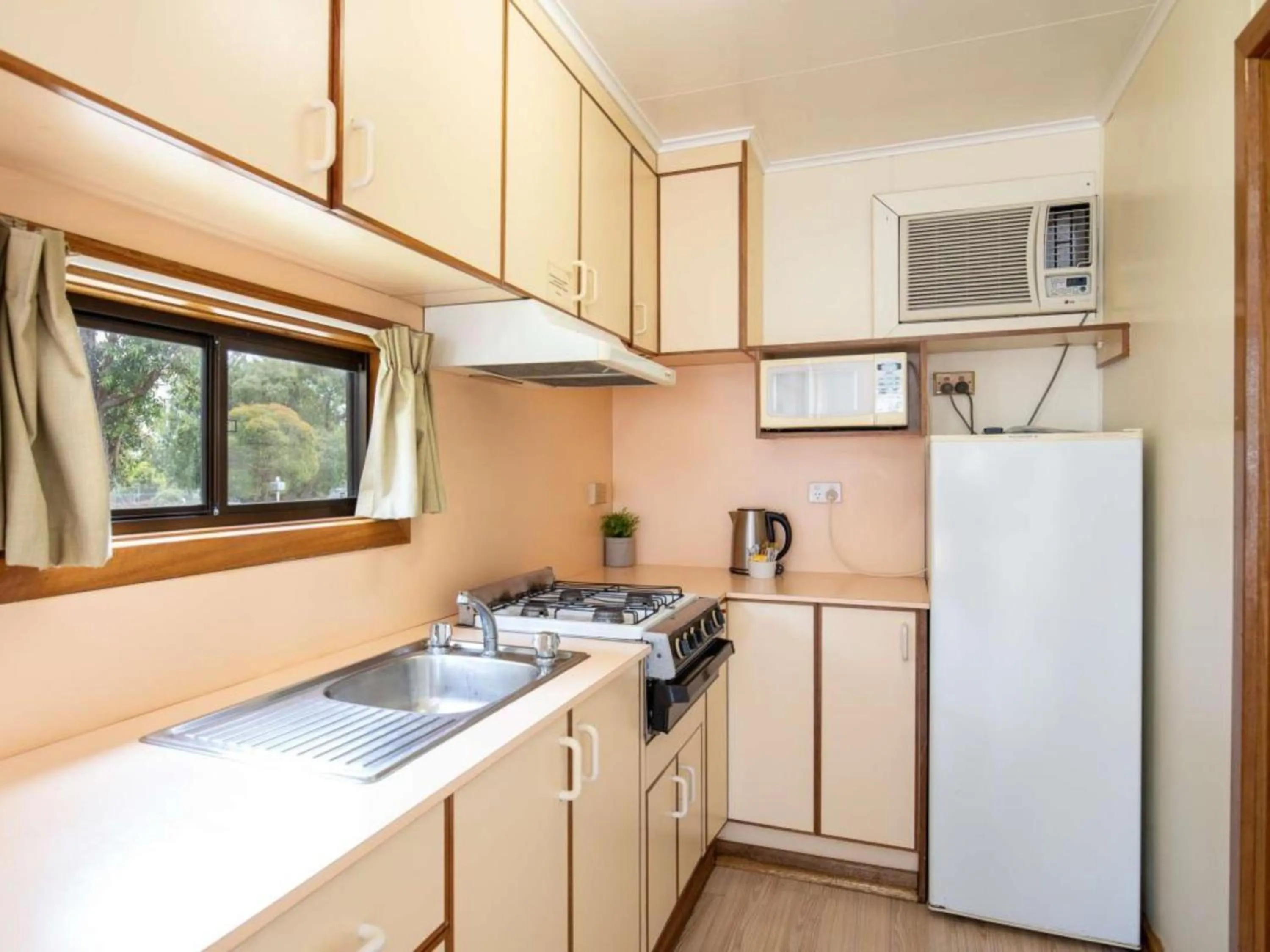 Kitchen or kitchenette in Blue Lake Holiday Park