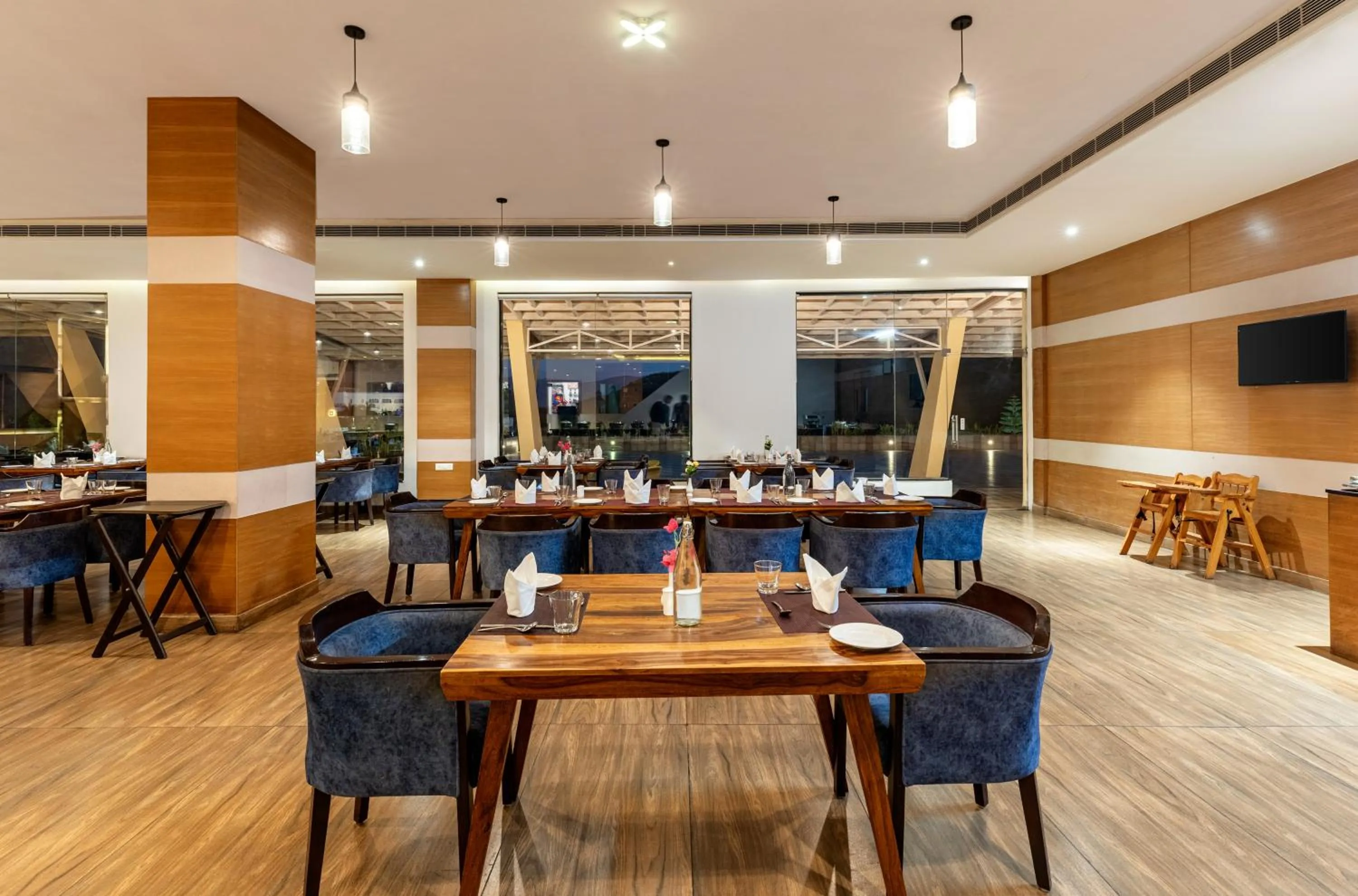 Restaurant/places to eat in Via Lakhela Resort & Spa