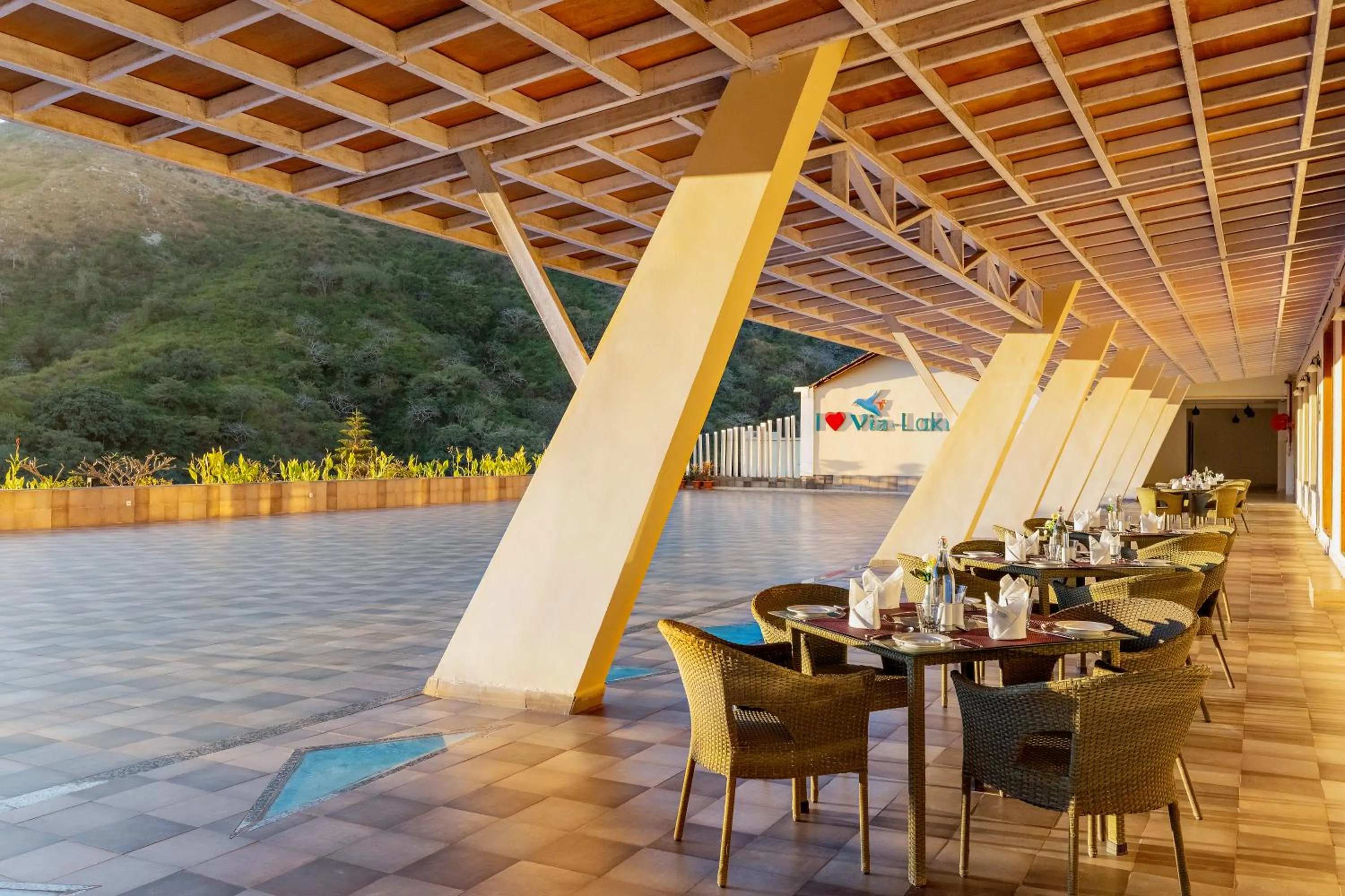 Restaurant/places to eat in Via Lakhela Resort & Spa