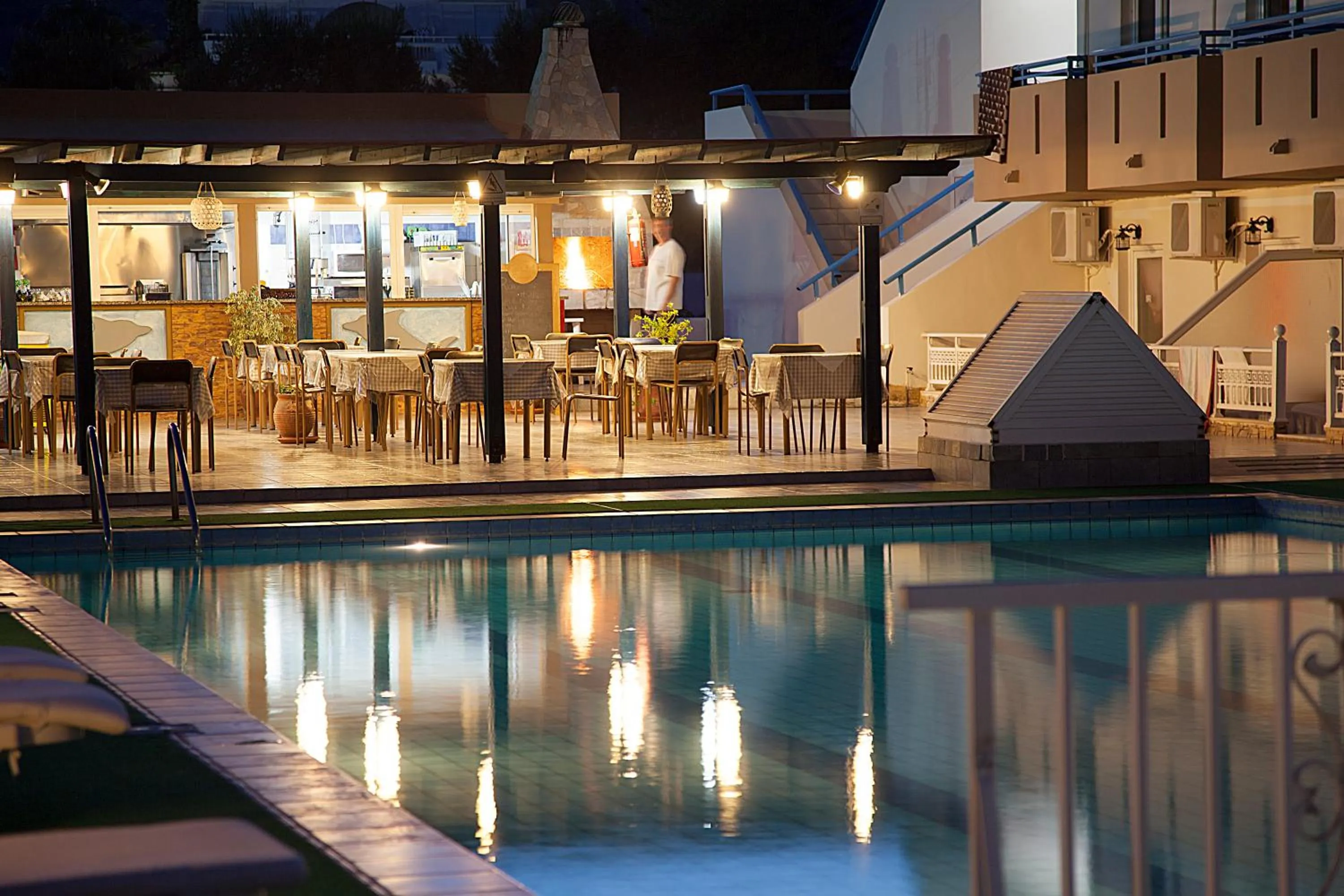 Restaurant/places to eat in Hotel Athinoula