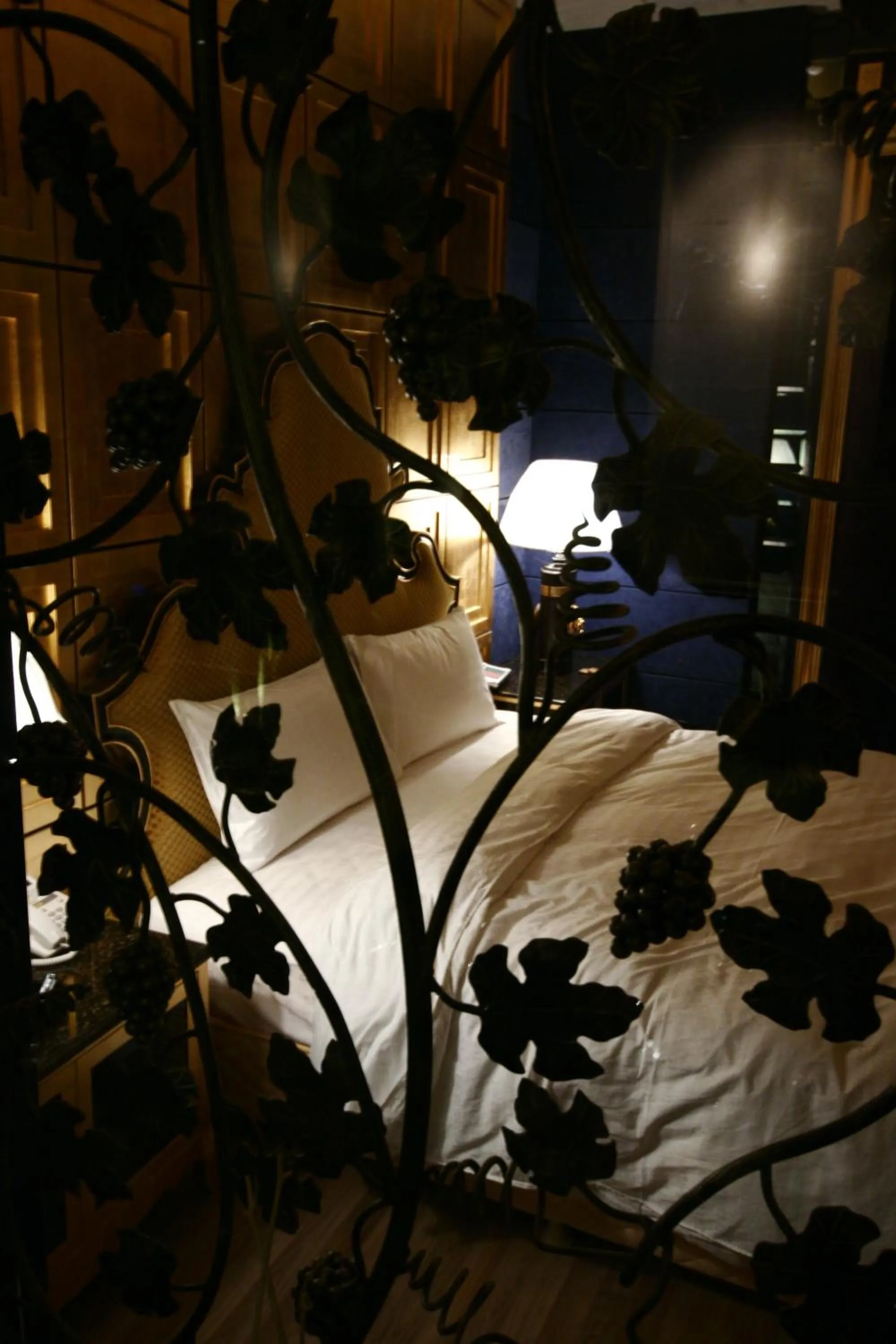 Bed in The Yorker Deluxe Motel