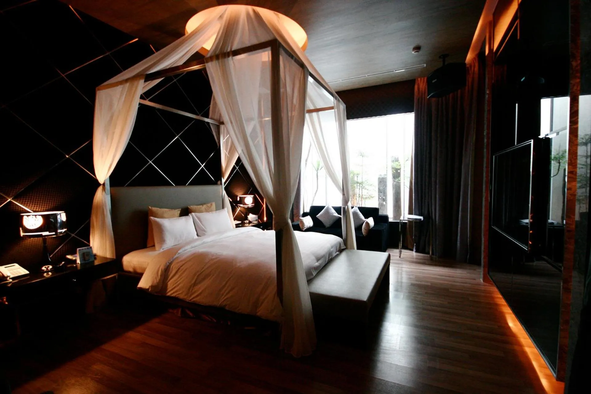 Bed in The Yorker Deluxe Motel