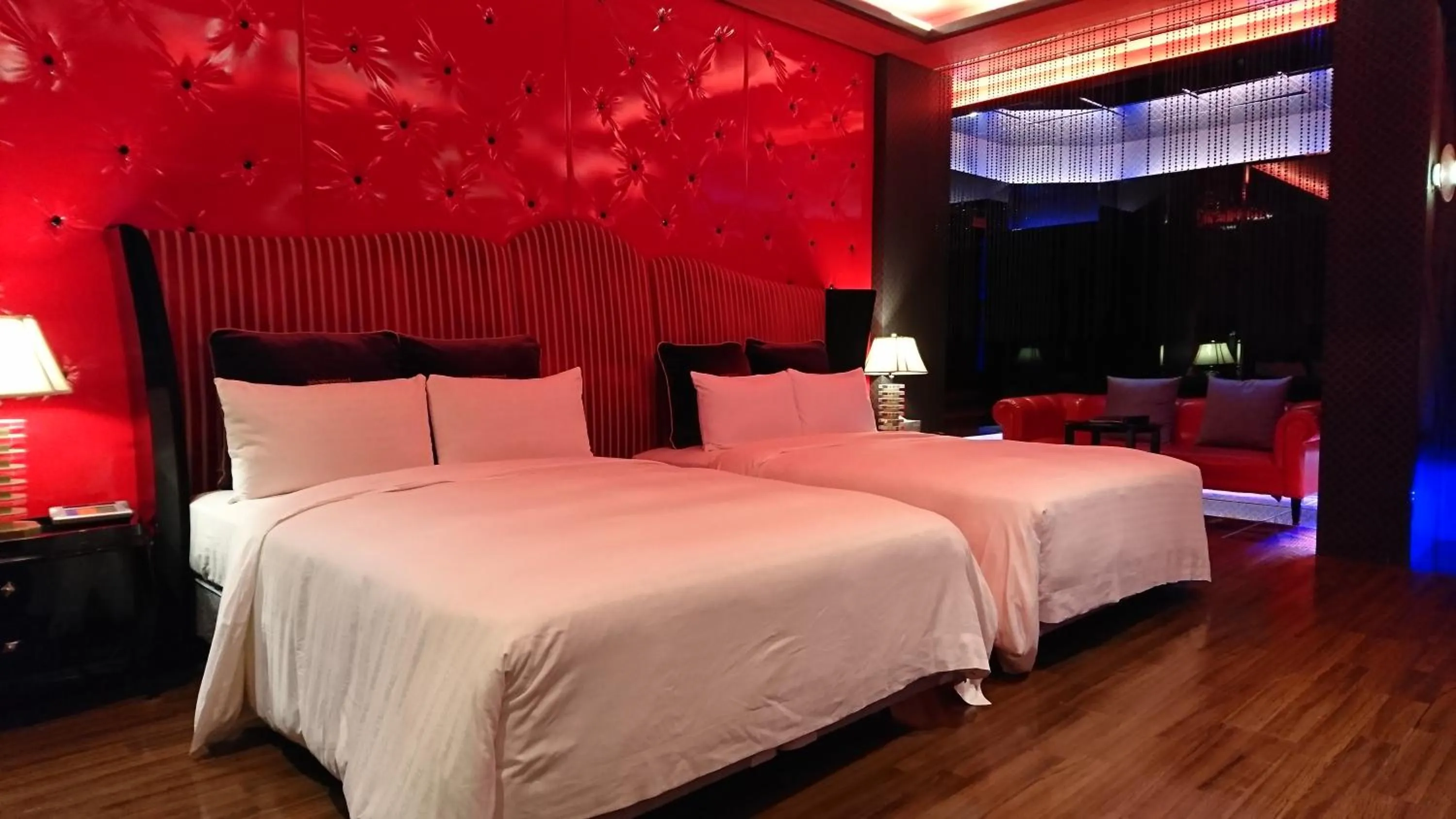 Bed in The Yorker Deluxe Motel