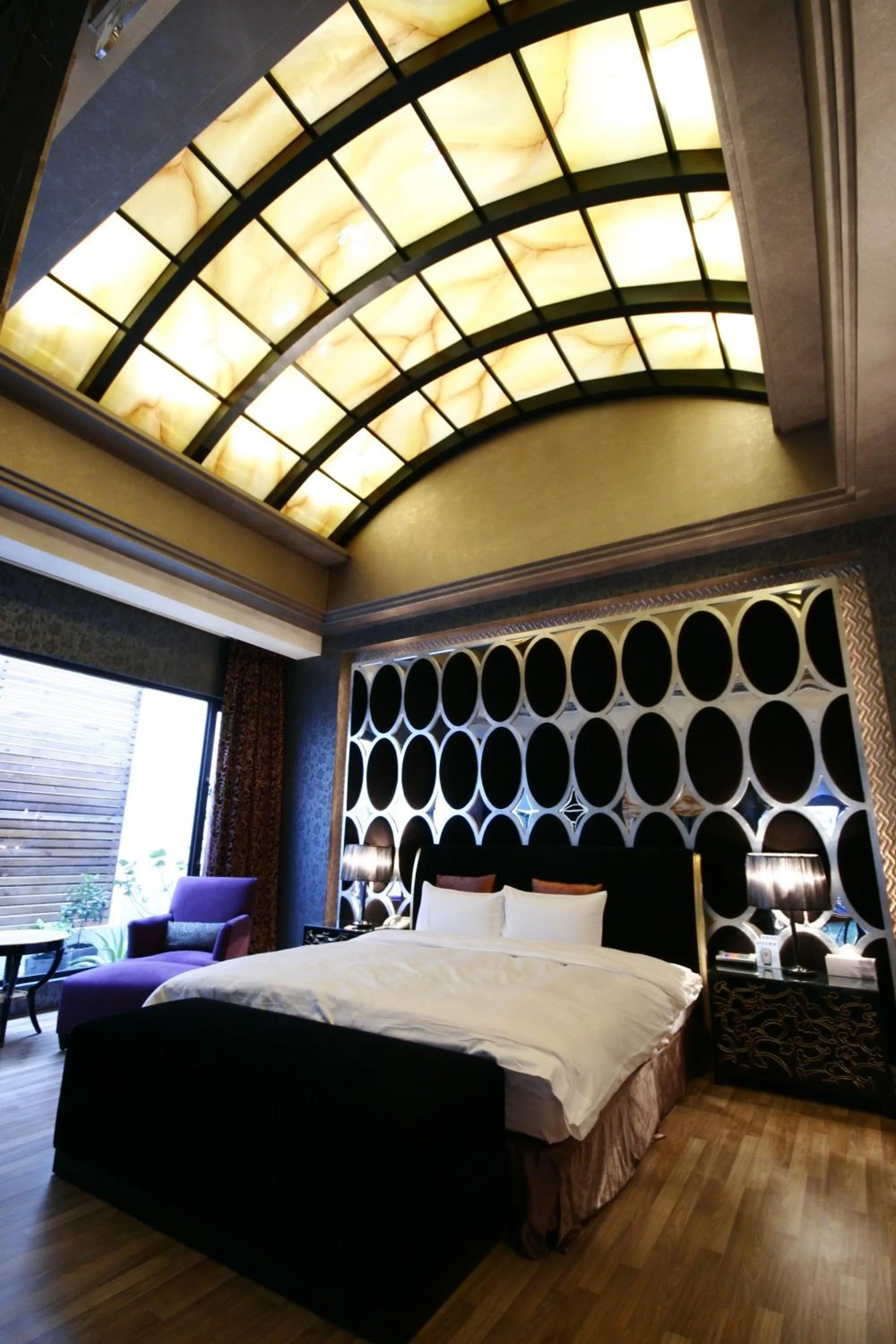 Bed in The Yorker Deluxe Motel