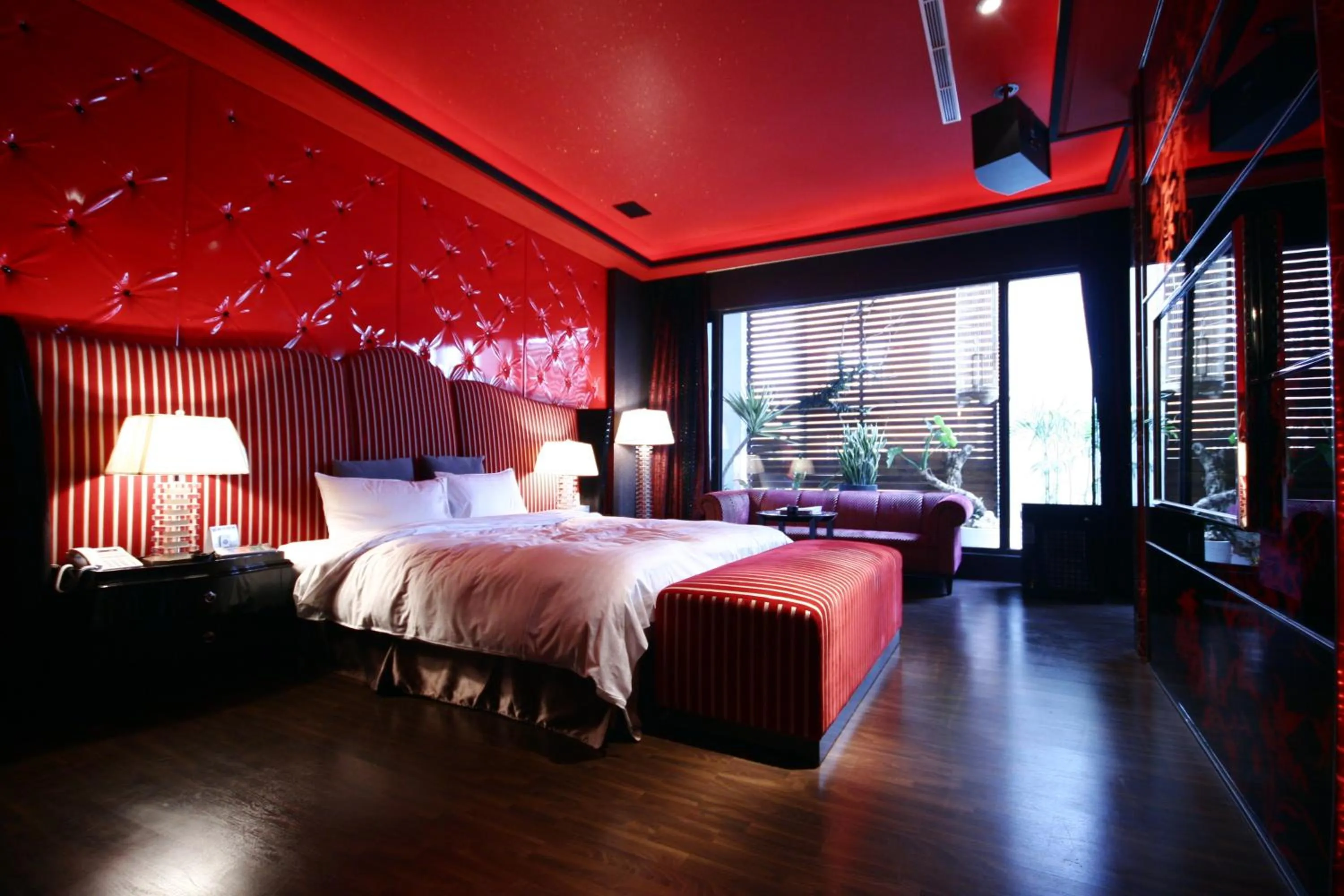 Bed in The Yorker Deluxe Motel