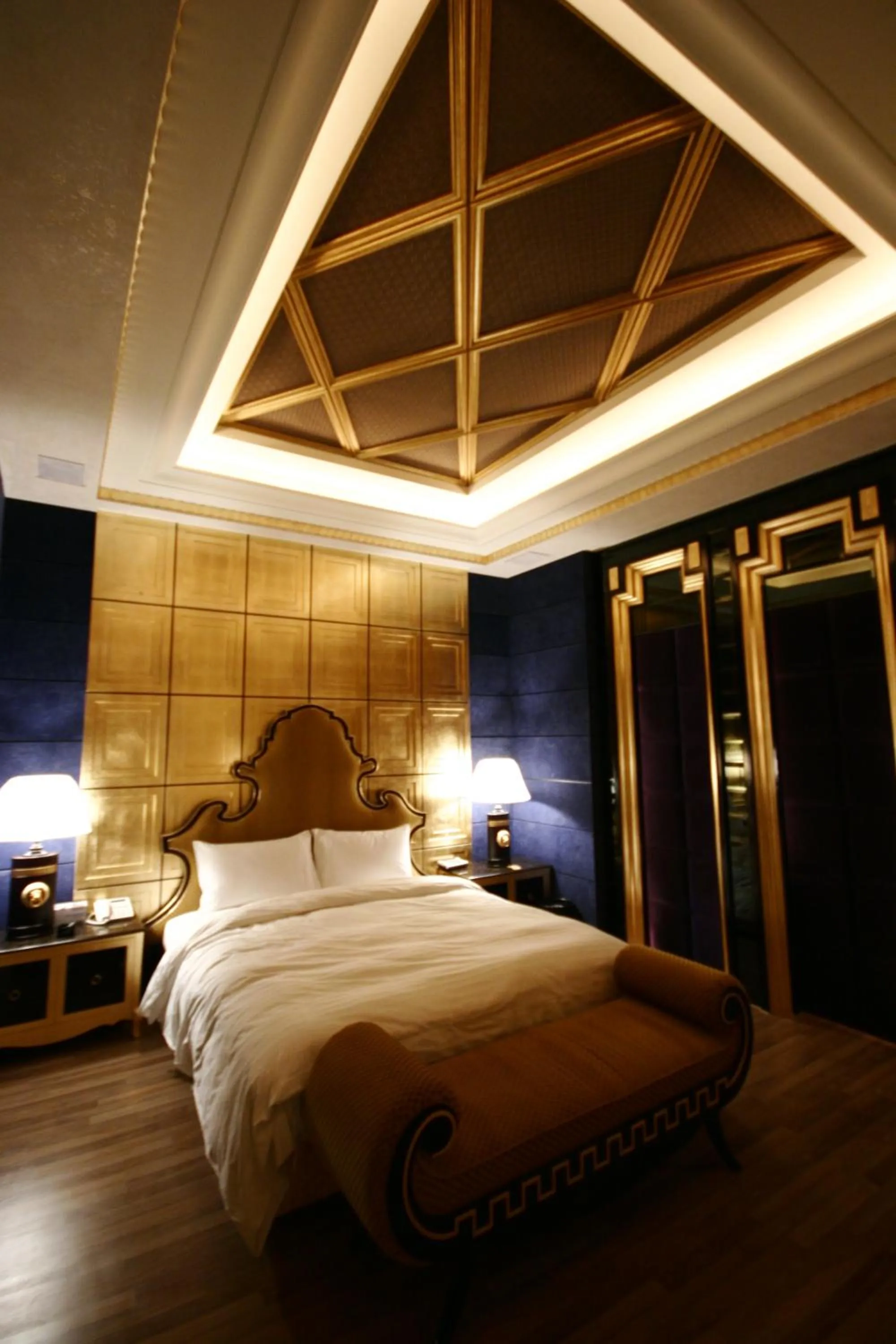 Bed in The Yorker Deluxe Motel