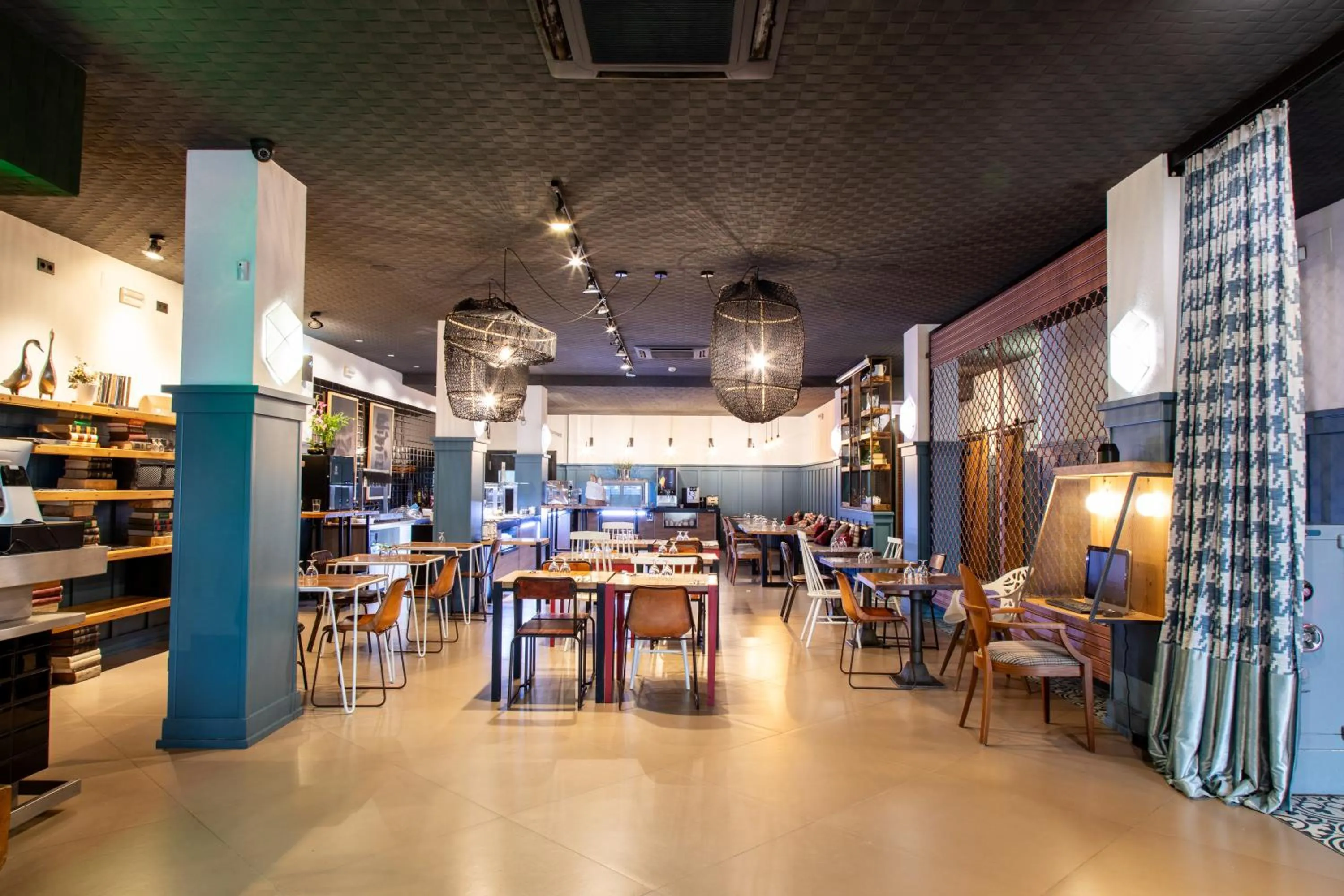 Restaurant/places to eat in New Hotel Colon