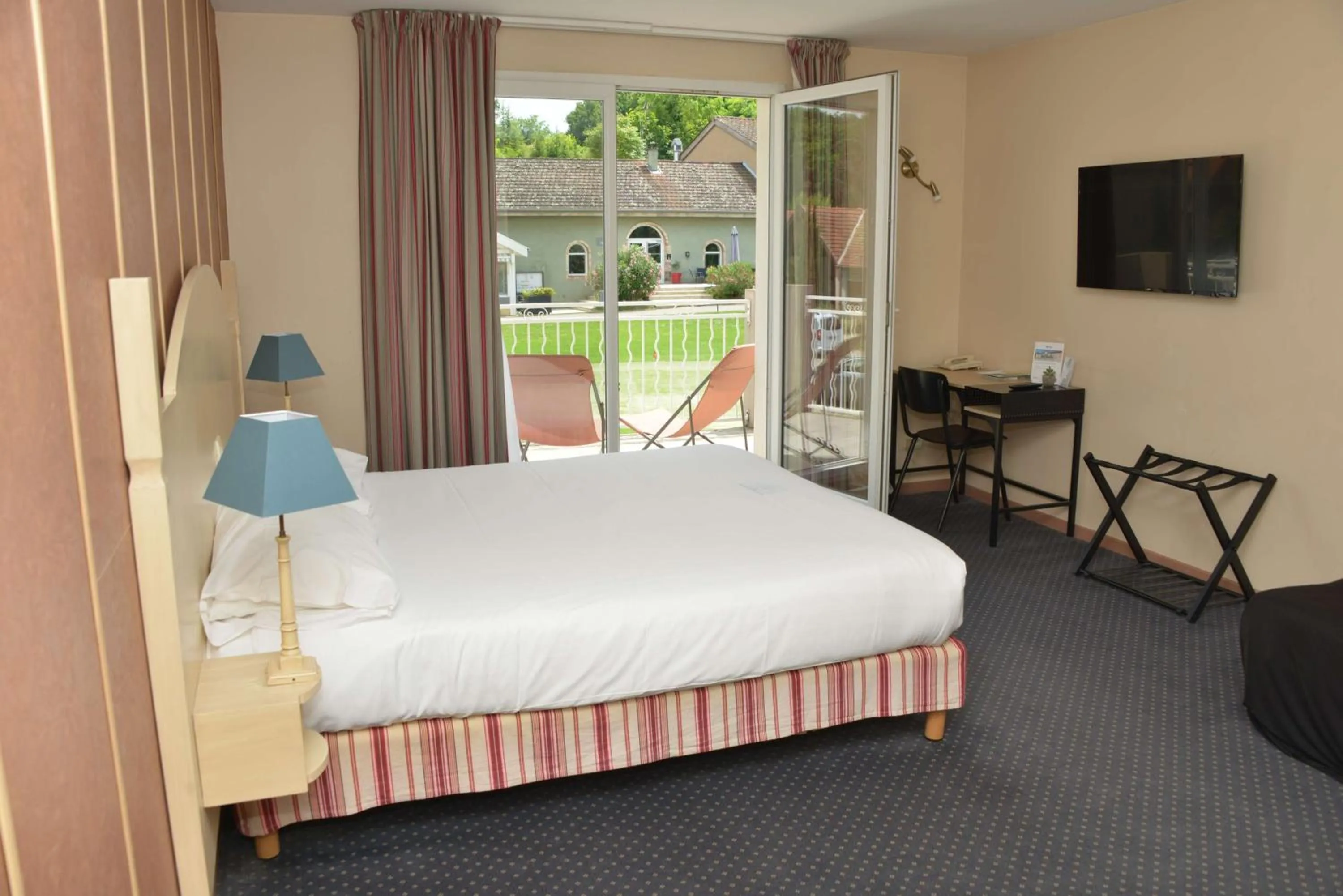 Photo of the whole room, Bed in Best Western Golf d'Albon