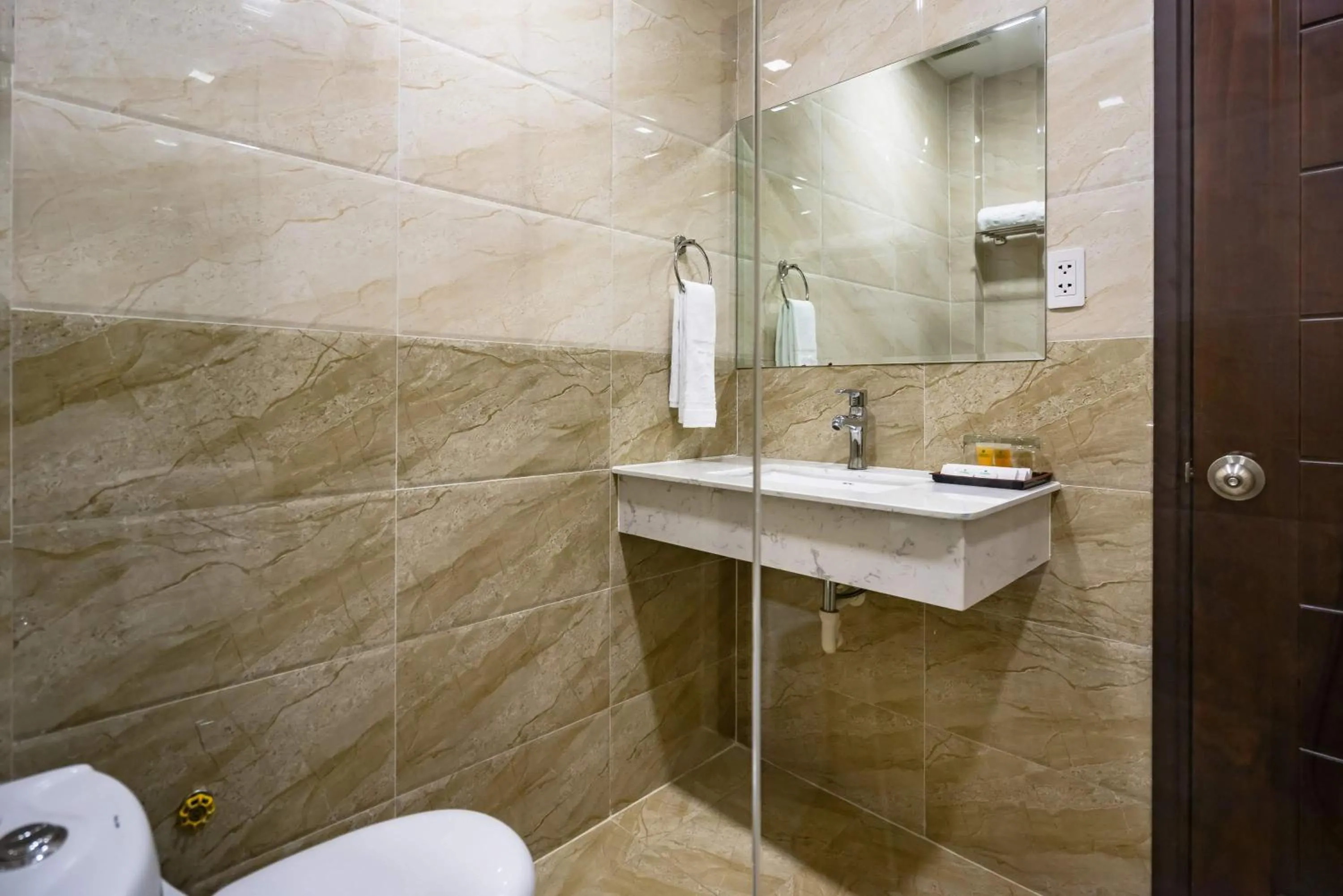 Bathroom in Collection O Emerald Luxury Apartment - Near SECC
