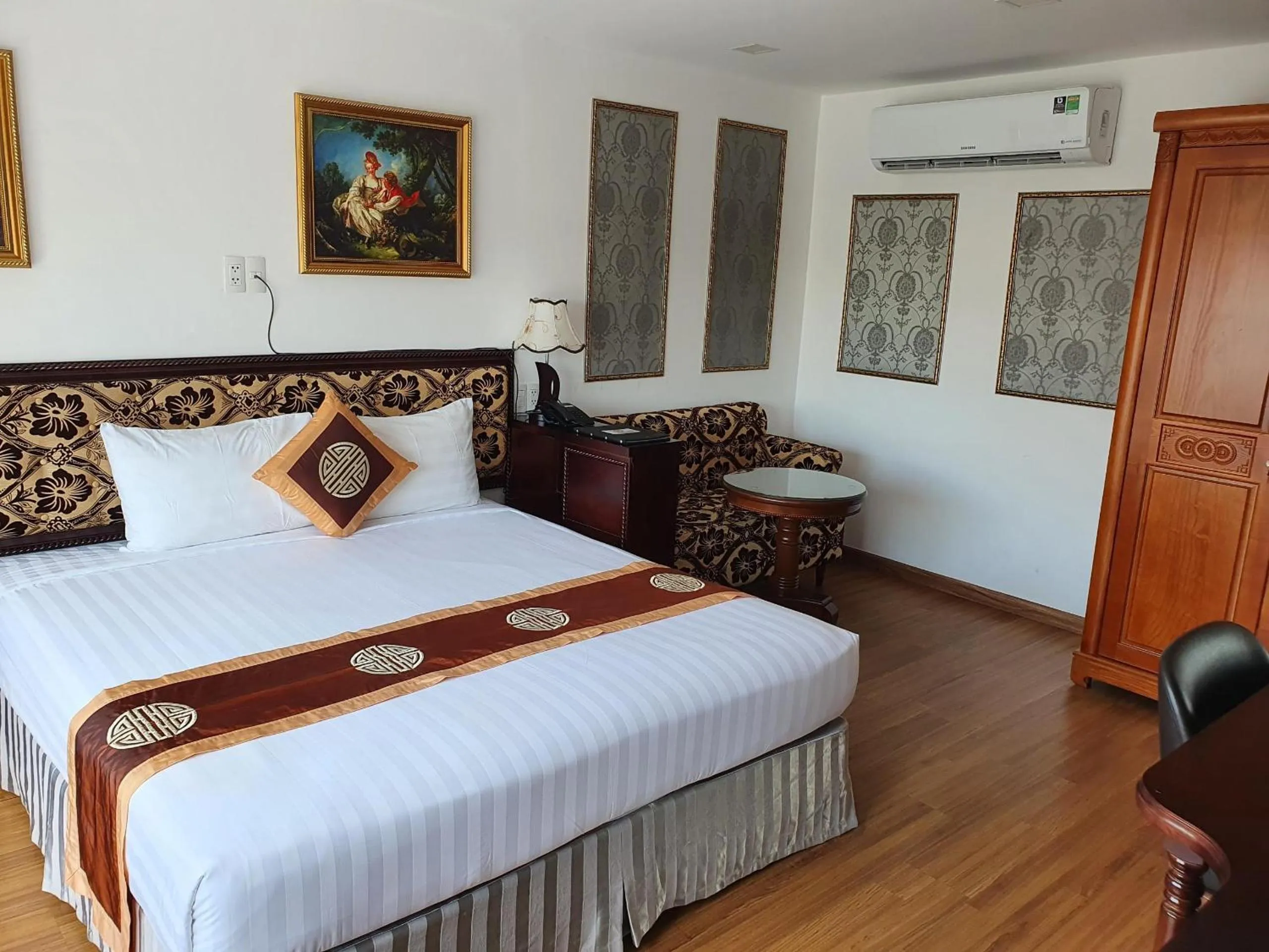 Bedroom, Bed in Collection O Emerald Luxury Apartment - Near SECC