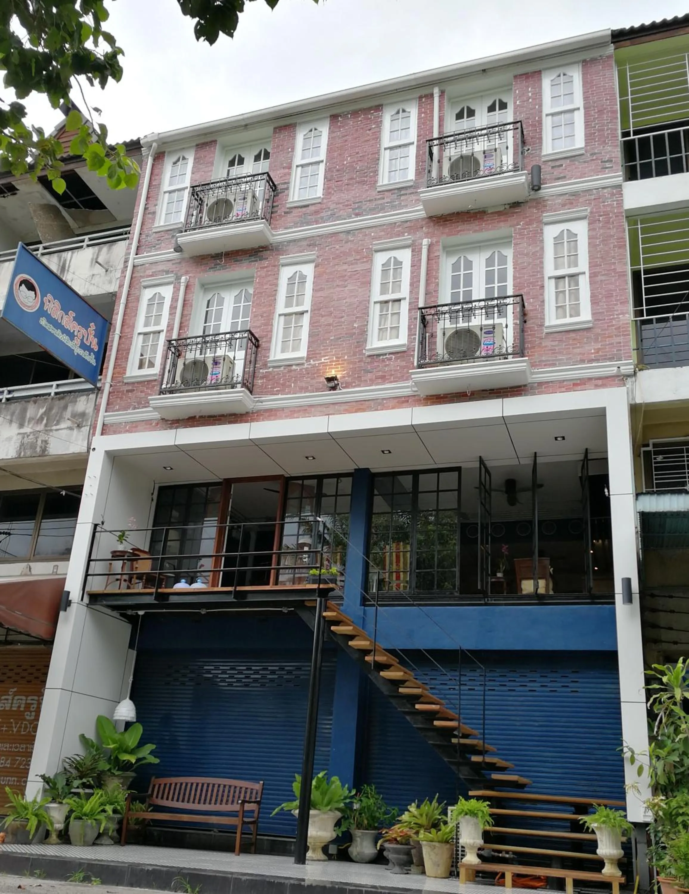 Property building in Bed in Town