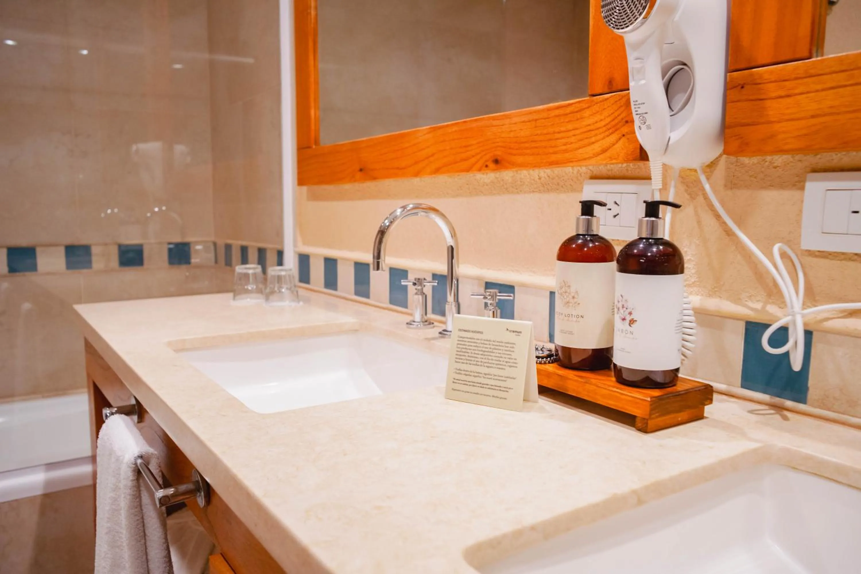 Bathroom in Mirador del Lago Hotel
