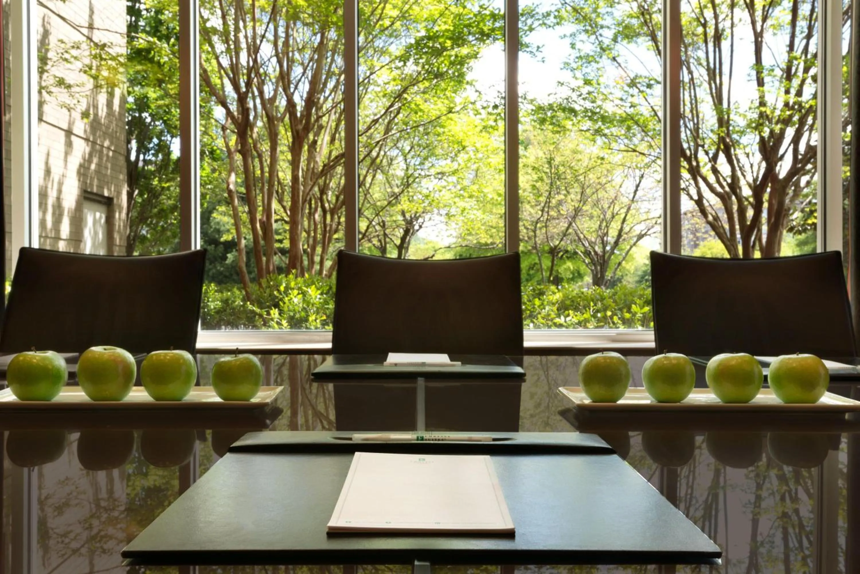 Dining area in Embassy Suites by Hilton Franklin Cool Spring
