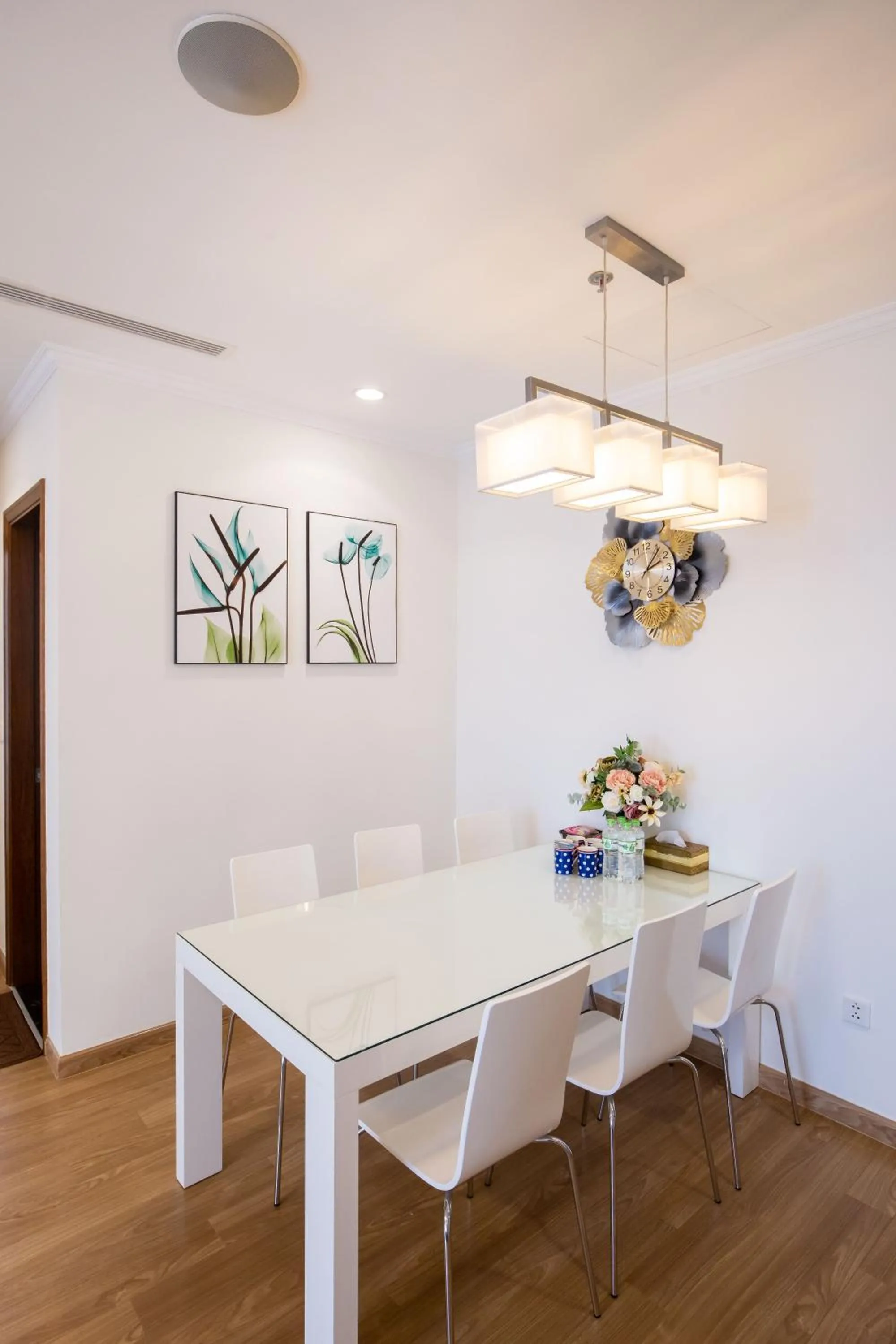 Dining area in Full House Times City