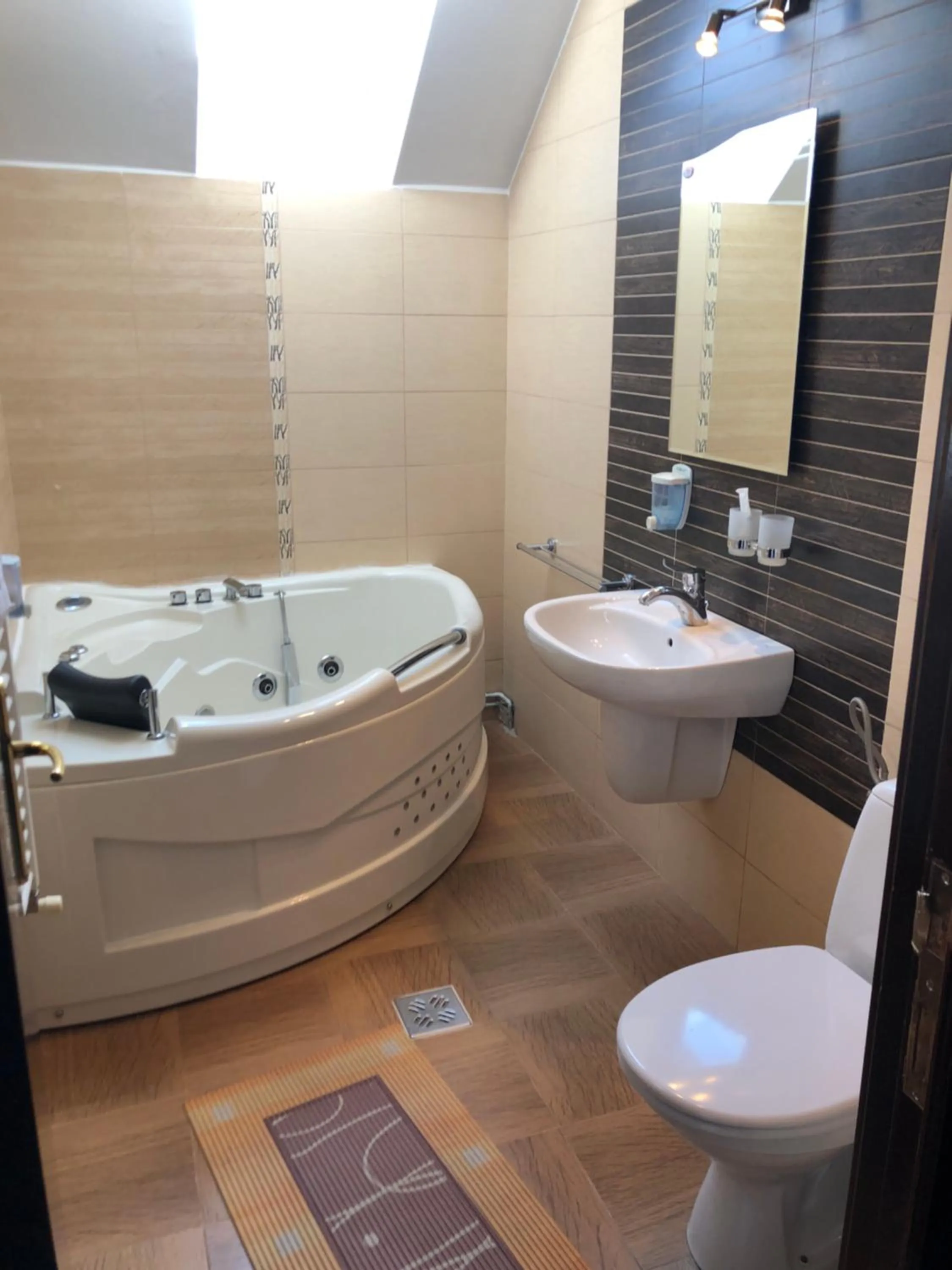 Toilet in Hotel boutique Garden Resort by Brancoveanu