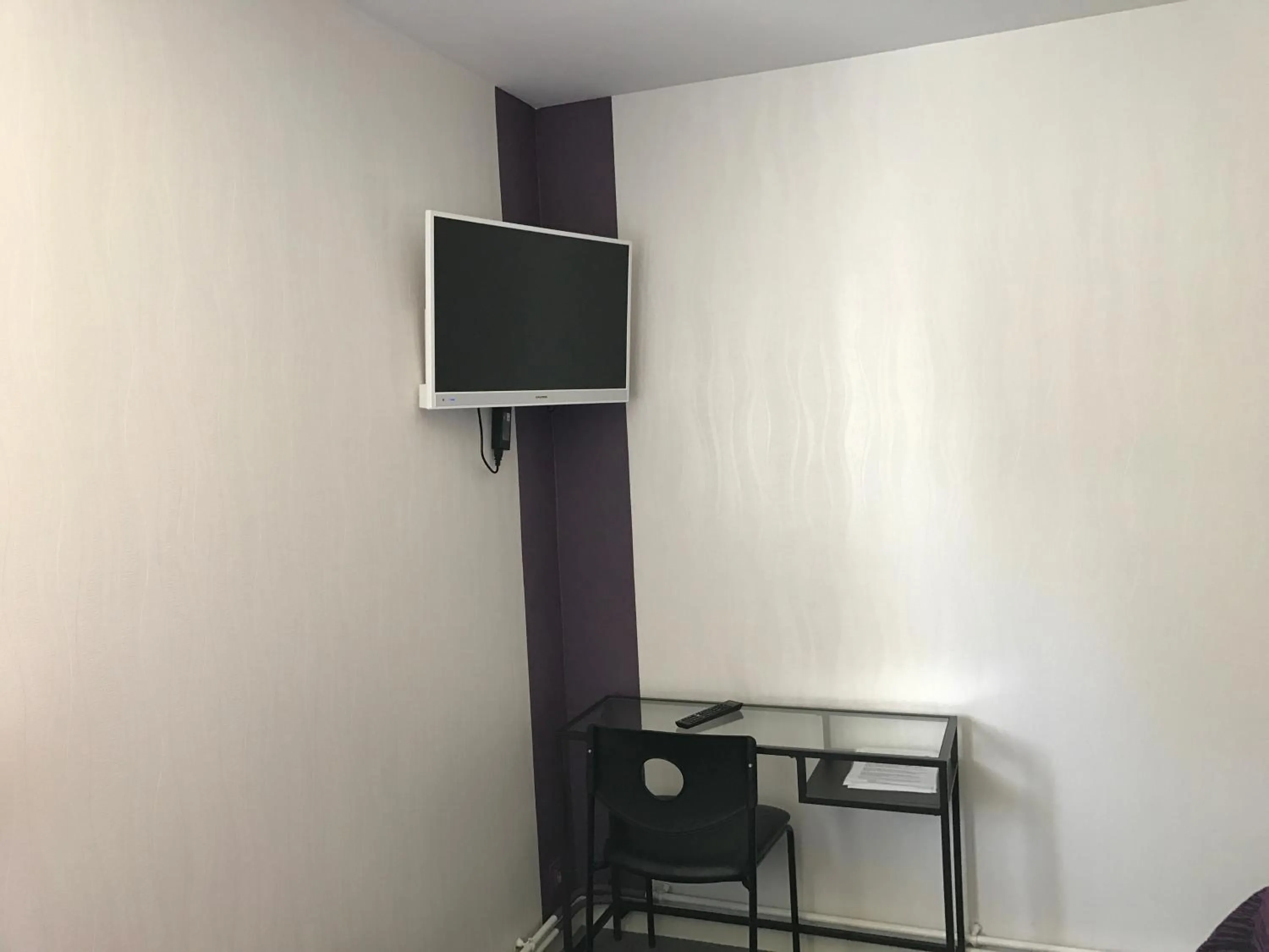 TV and multimedia in Logis Hotel de la Gare