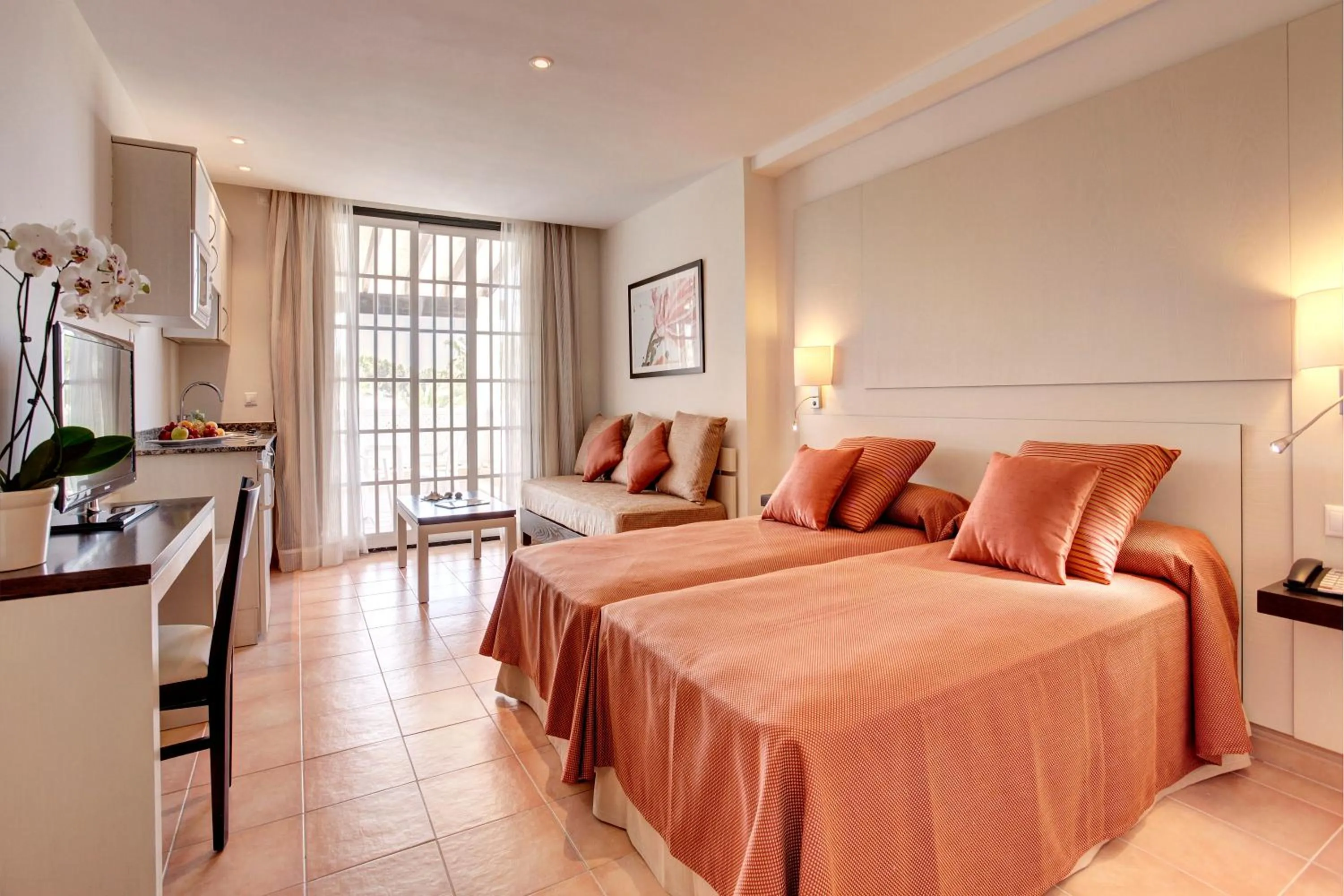 Kitchen or kitchenette, Bed in Grupotel Club Menorca