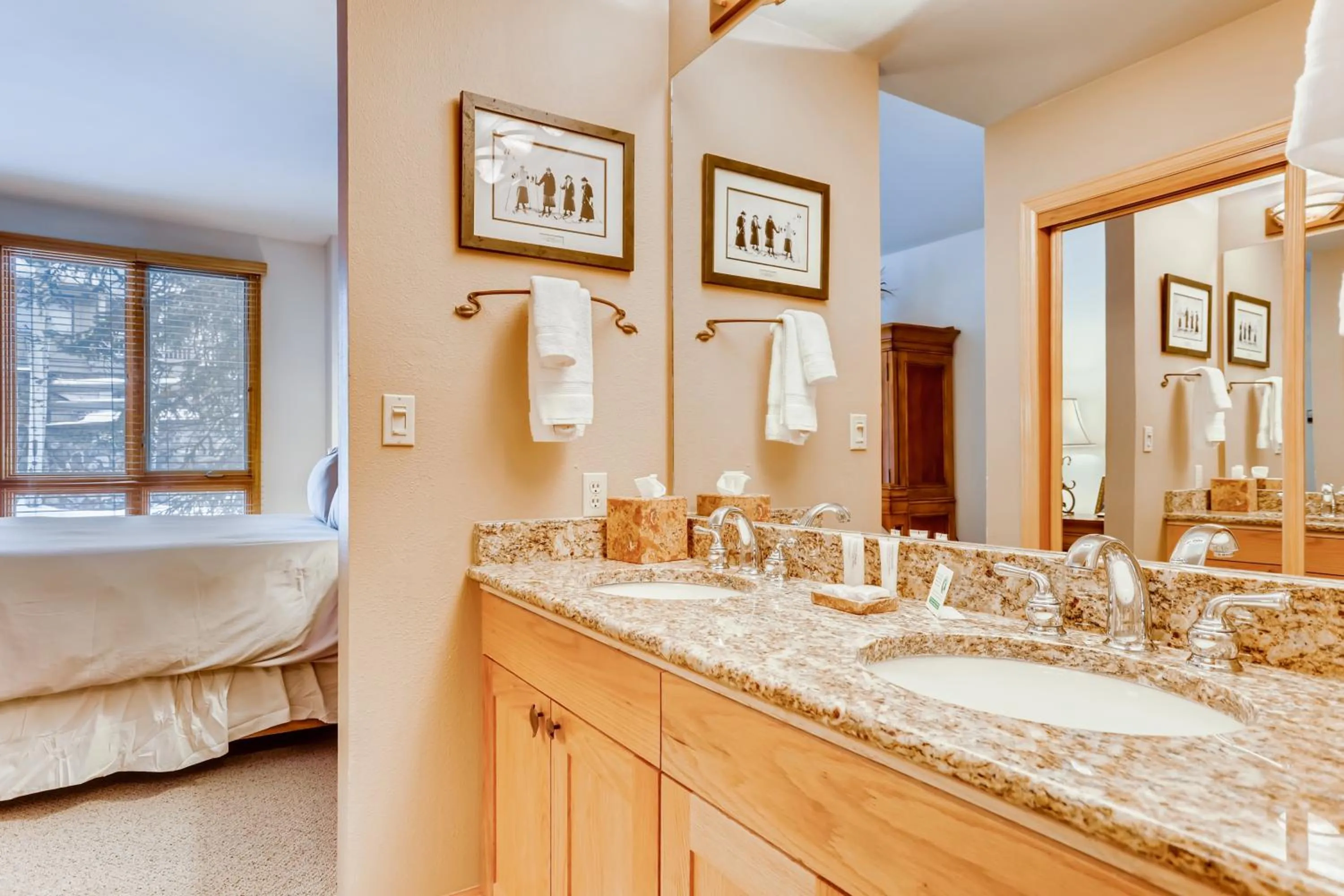 Bed in Highlands Lodge #107