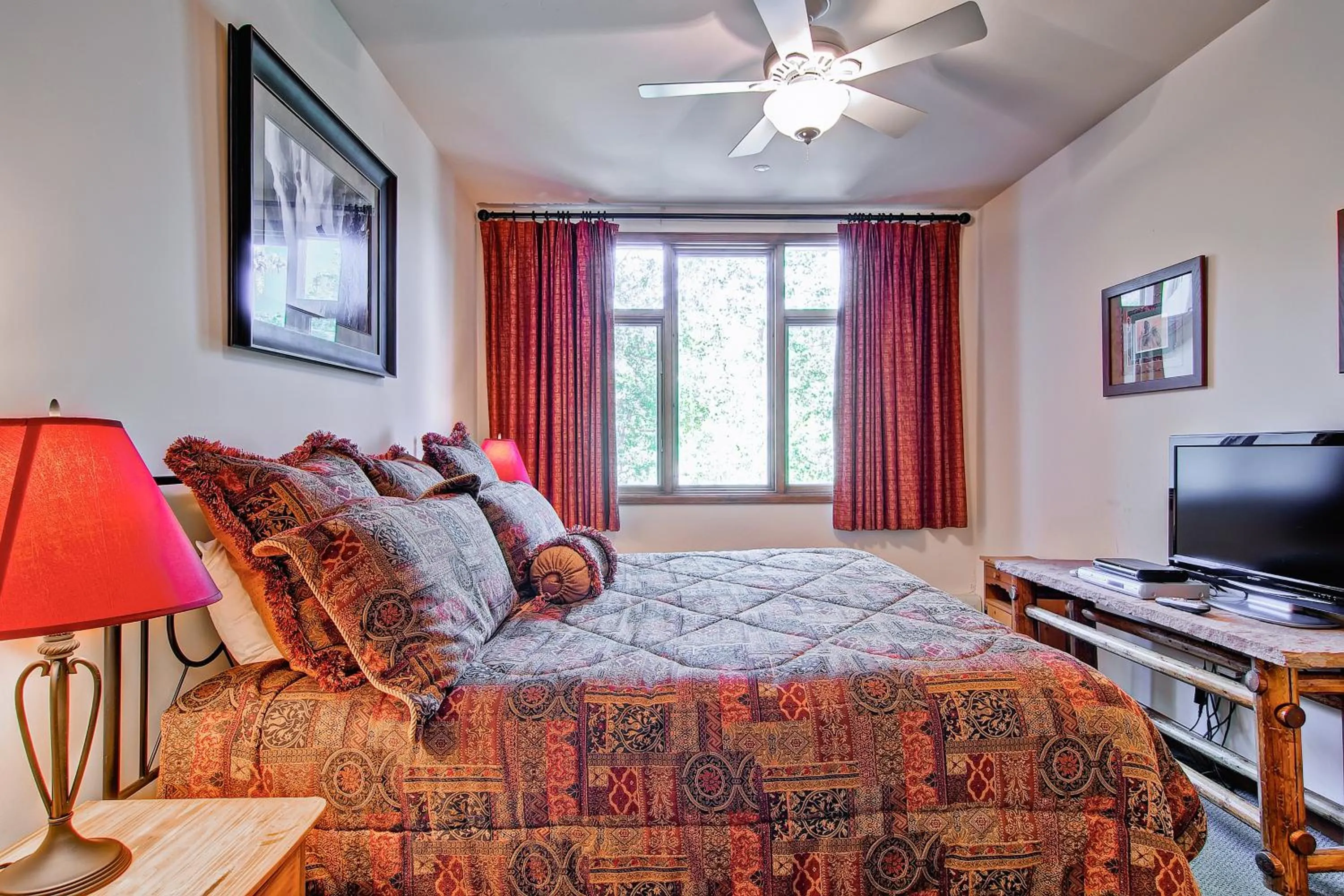 TV/Entertainment Center in Highlands Lodge #107