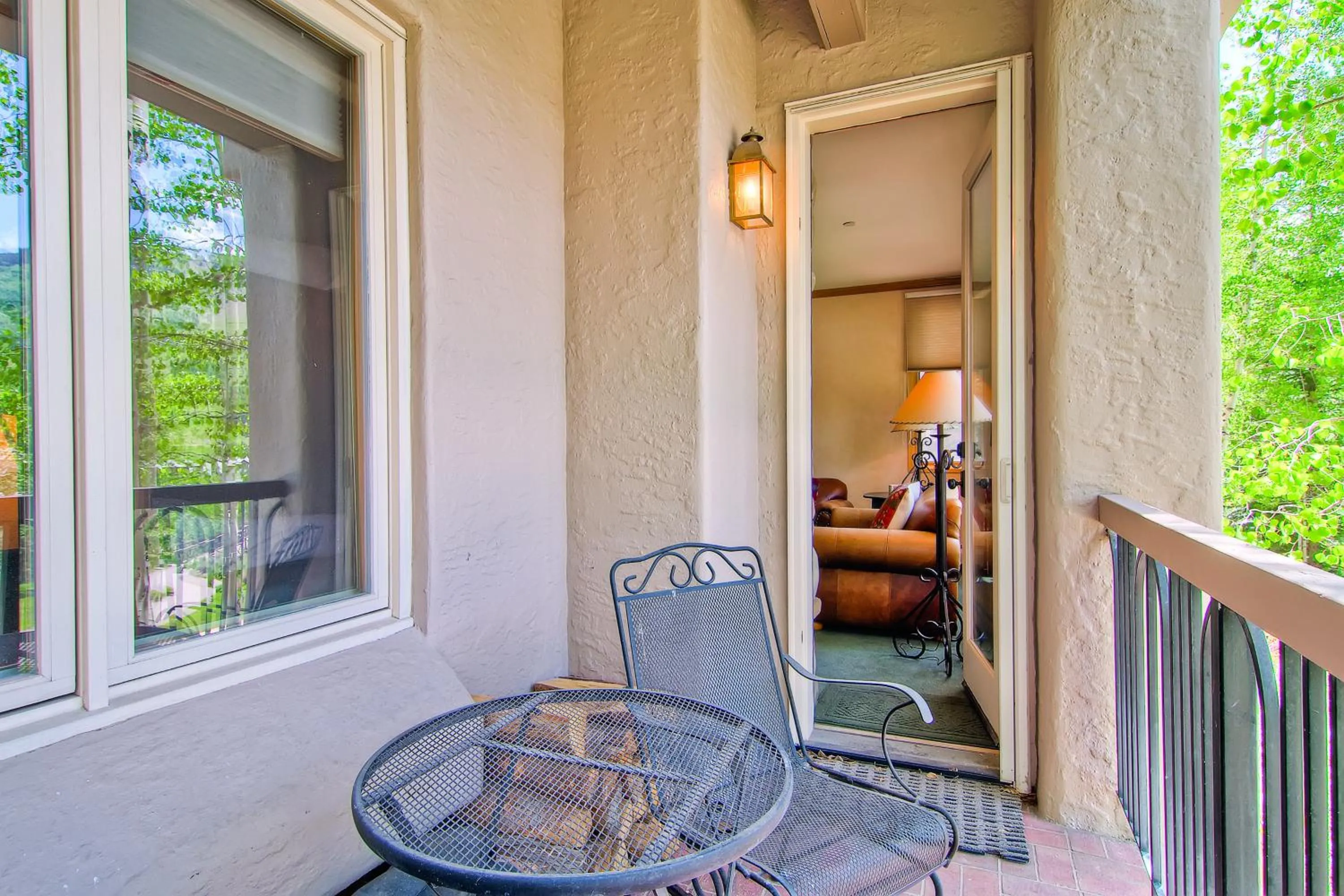 Seating Area in Highlands Lodge #107