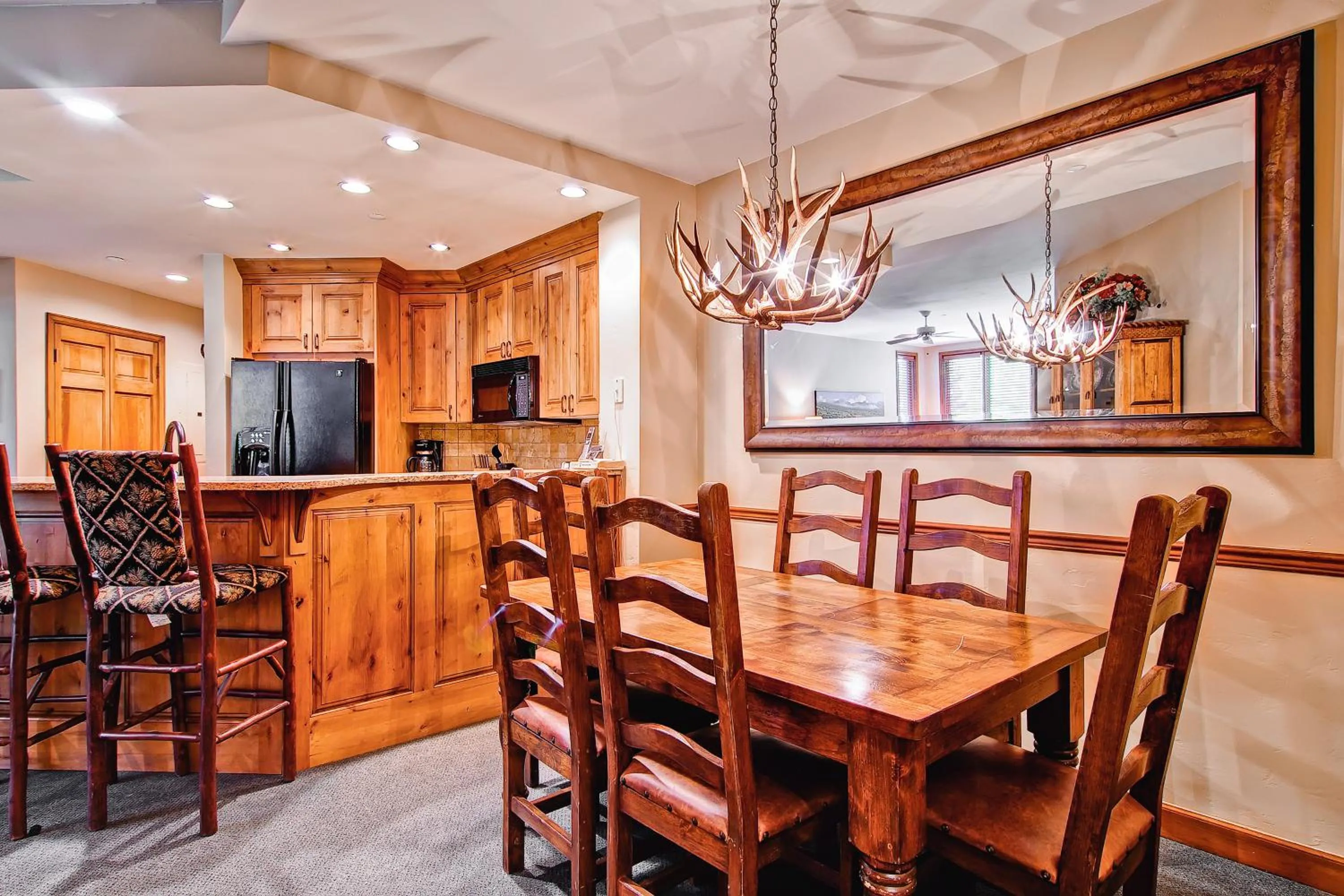 Dining Area in Highlands Lodge #107