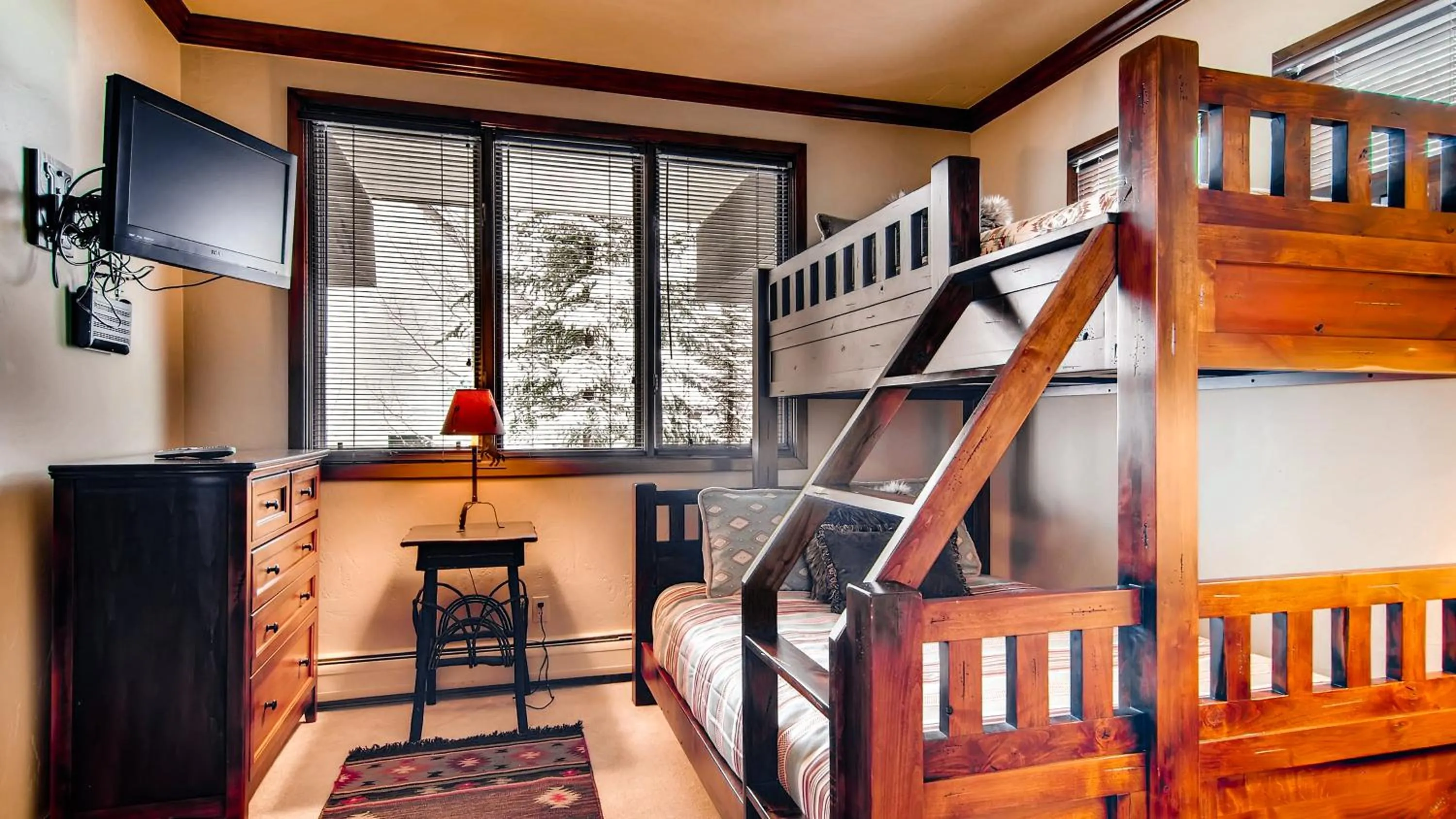 Bed in Highlands Lodge #107