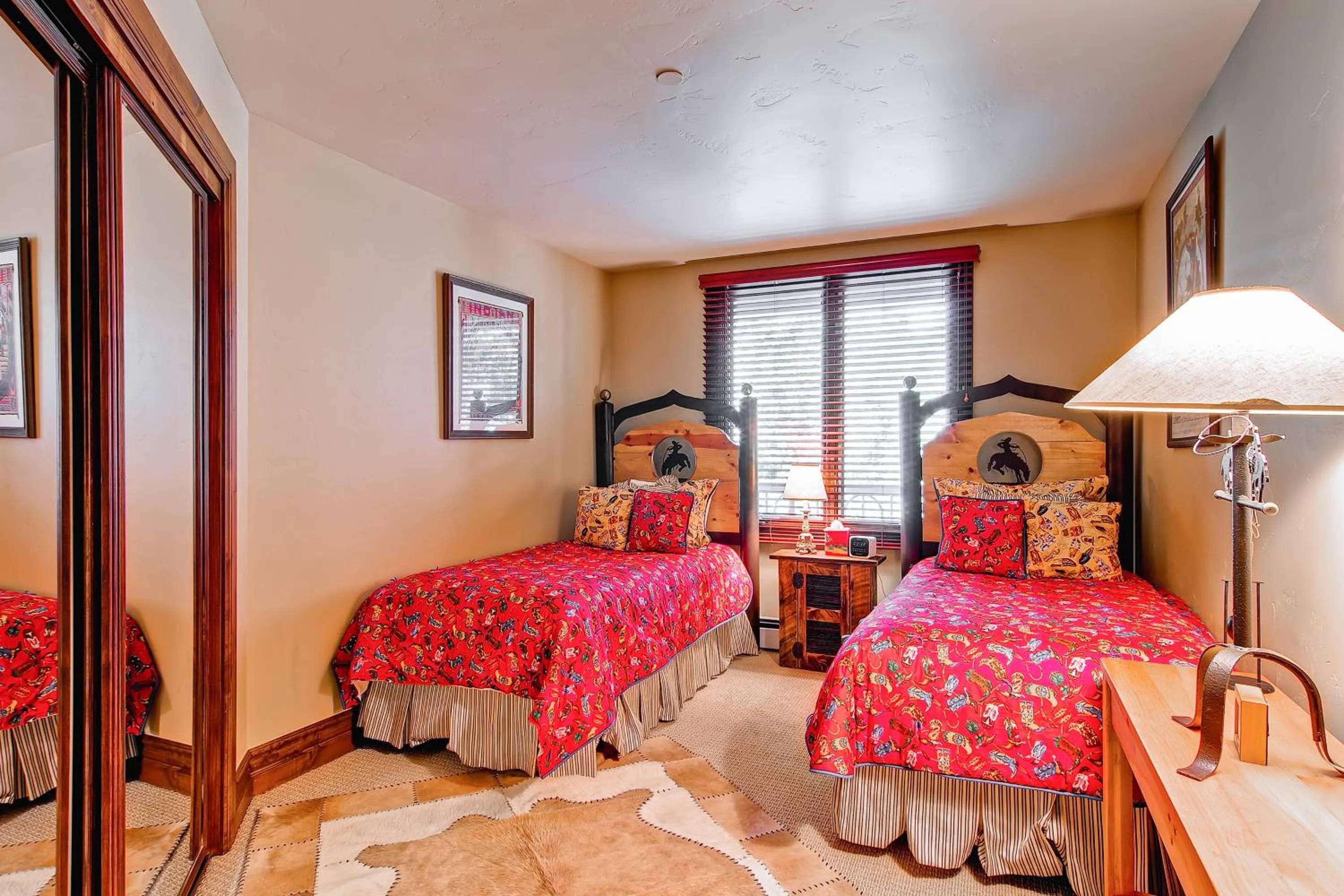 Bed in Highlands Lodge #107