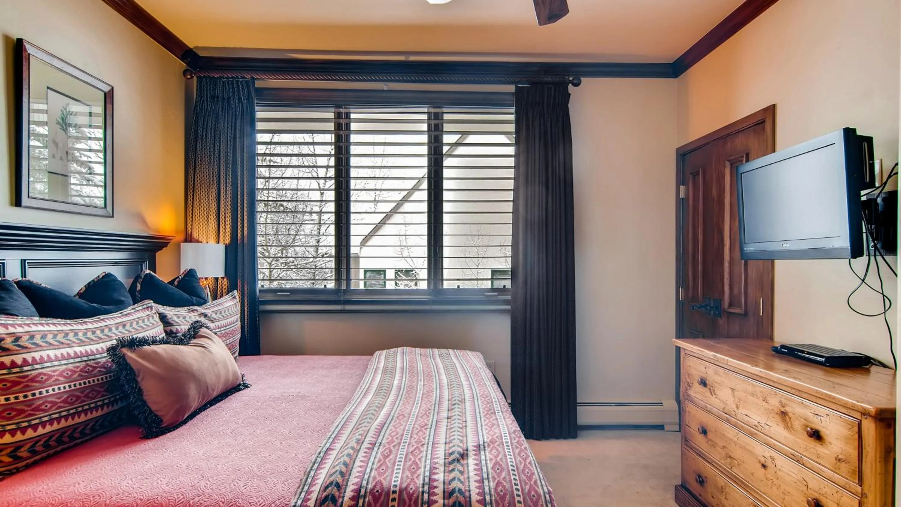 Bed in Highlands Lodge #107