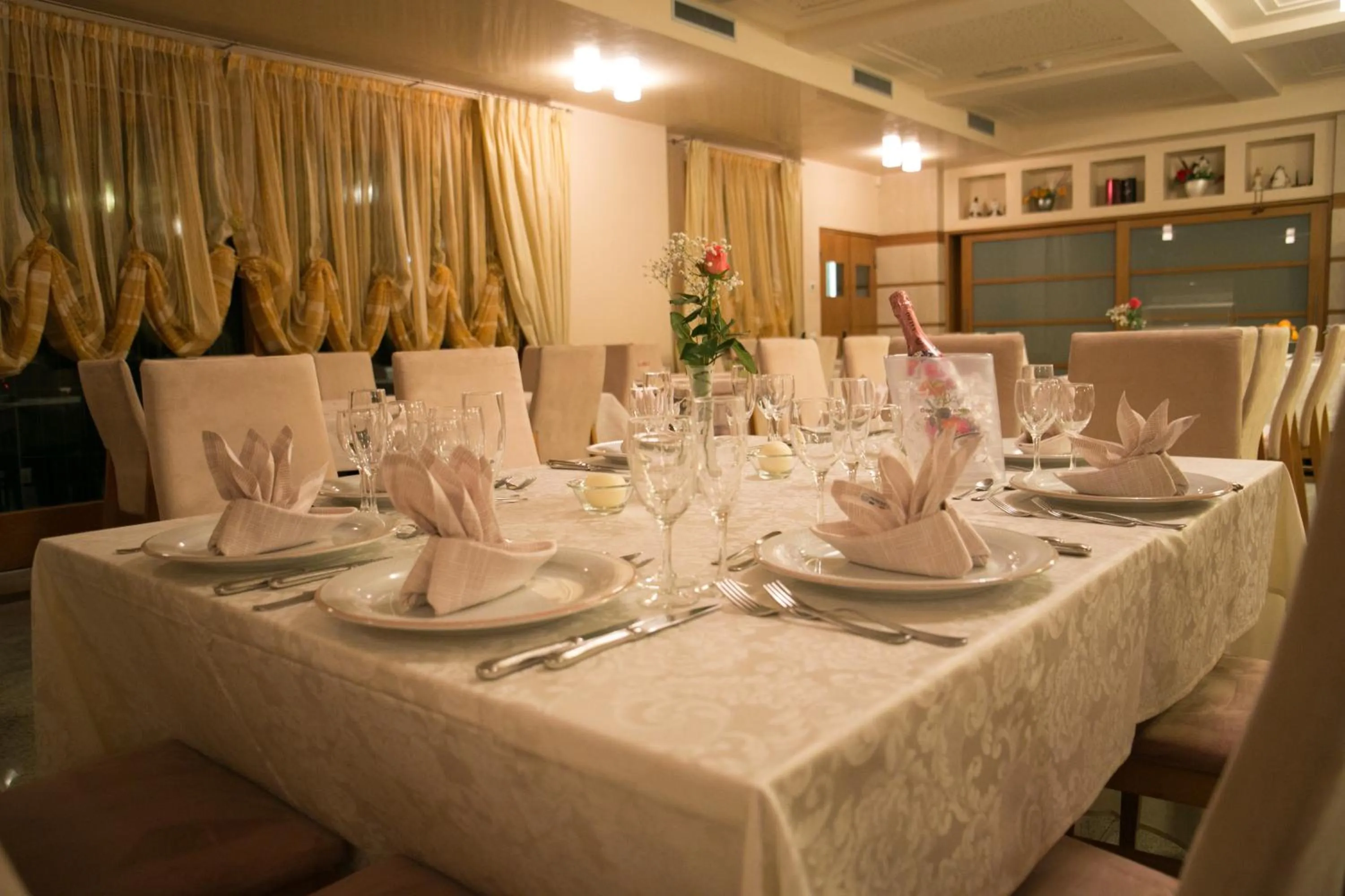 Restaurant/places to eat in Hotel Calinferno