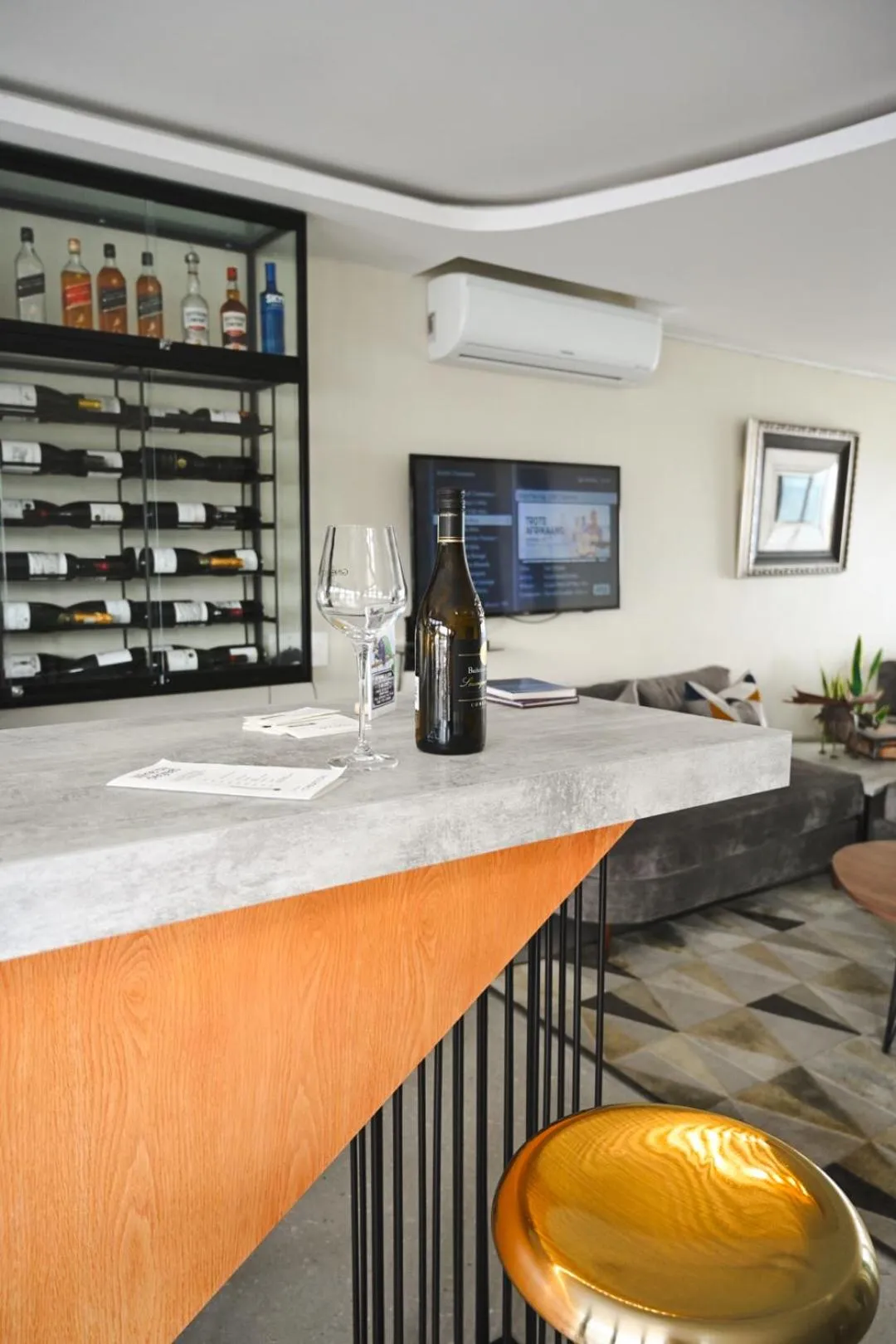 Lounge or bar in 7 on Marine