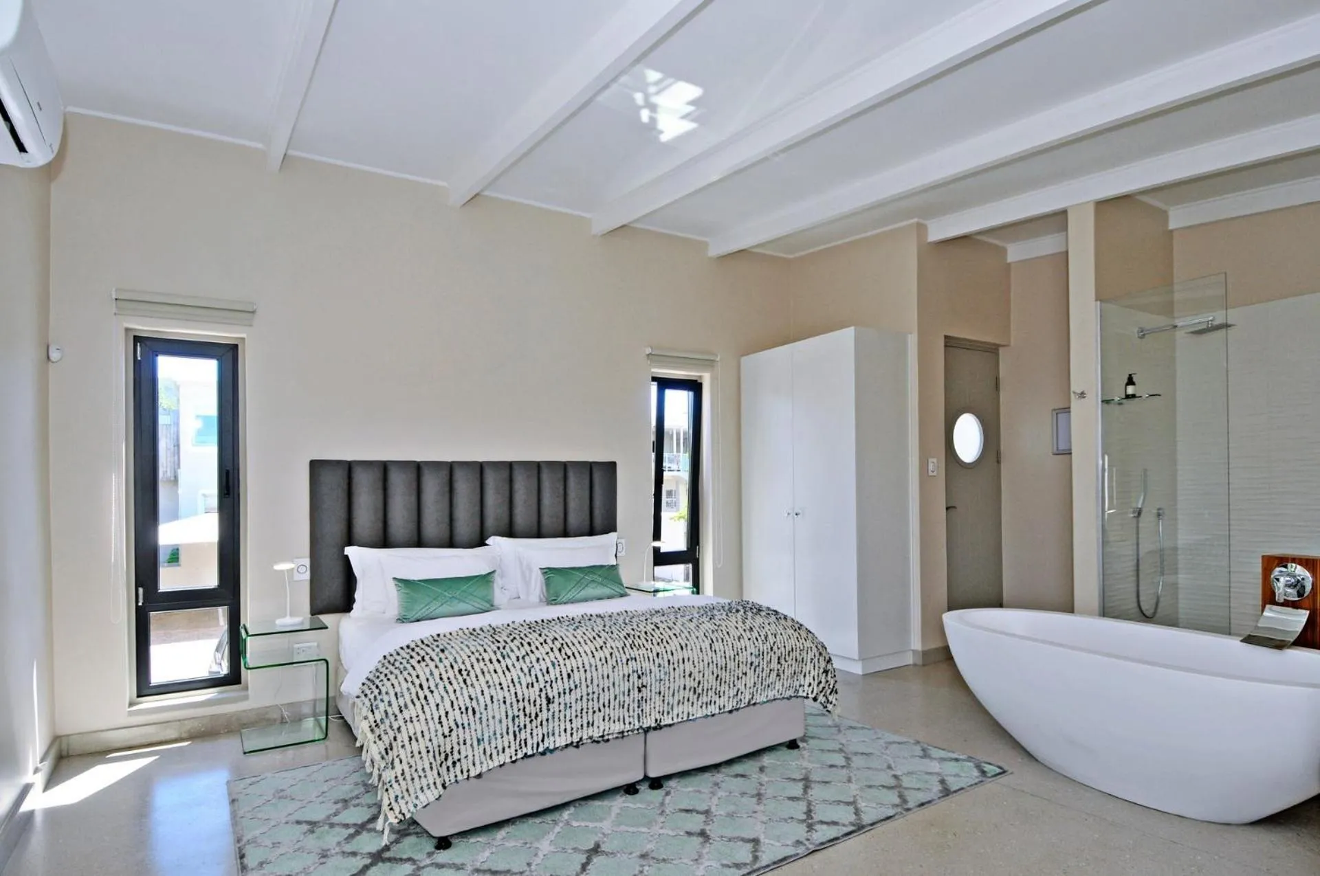 Bedroom, Bed in 7 on Marine