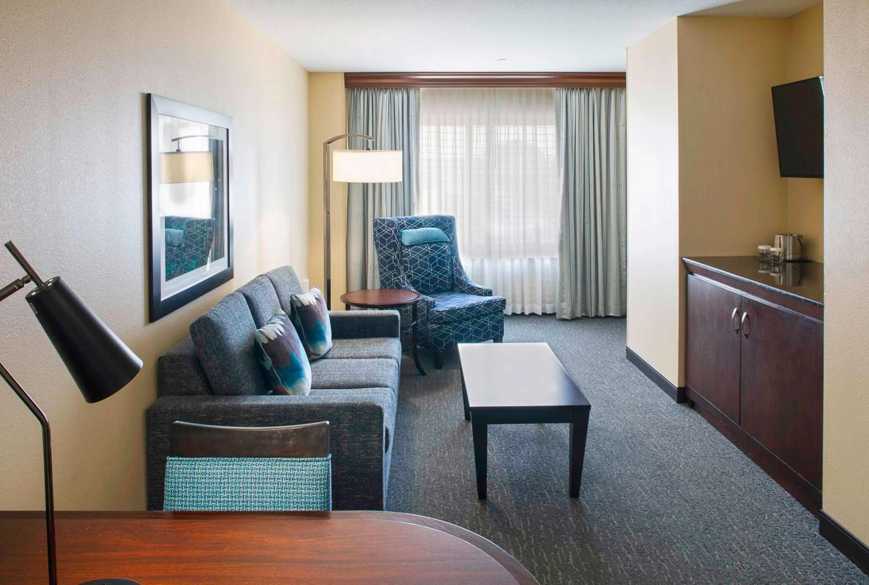 Living room in DoubleTree Suites by Hilton Bentonville