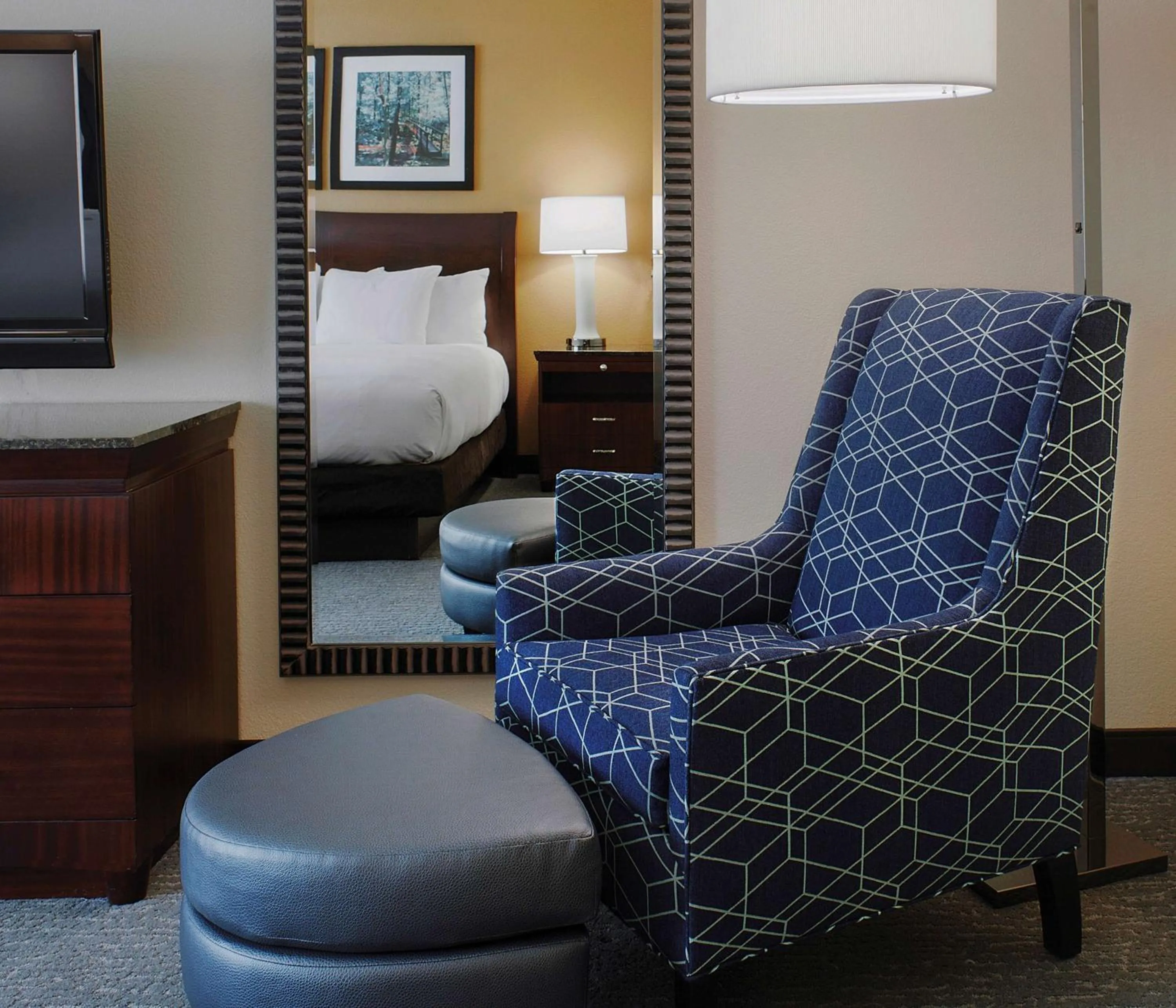 TV and multimedia in DoubleTree Suites by Hilton Bentonville