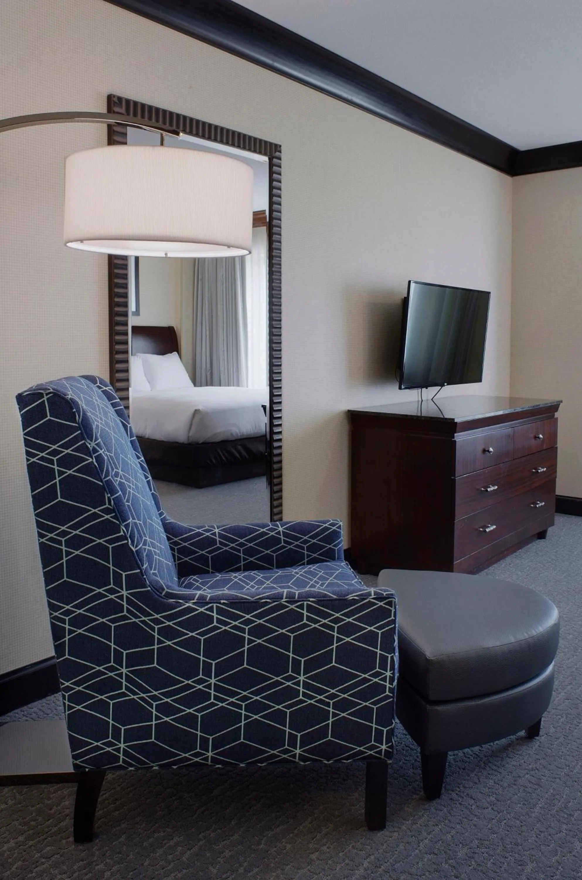 Living room, Bed in DoubleTree Suites by Hilton Bentonville