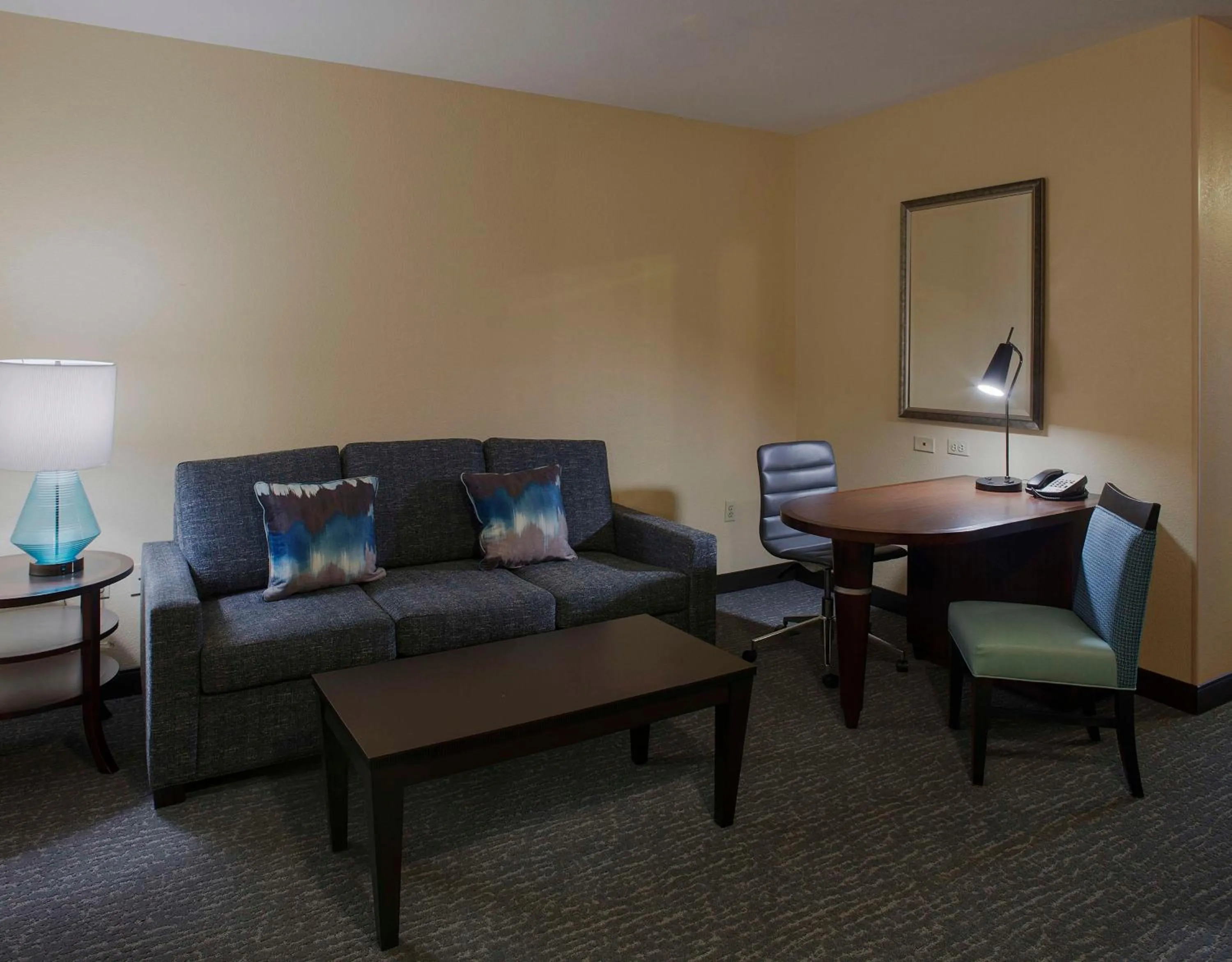 Living room in DoubleTree Suites by Hilton Bentonville