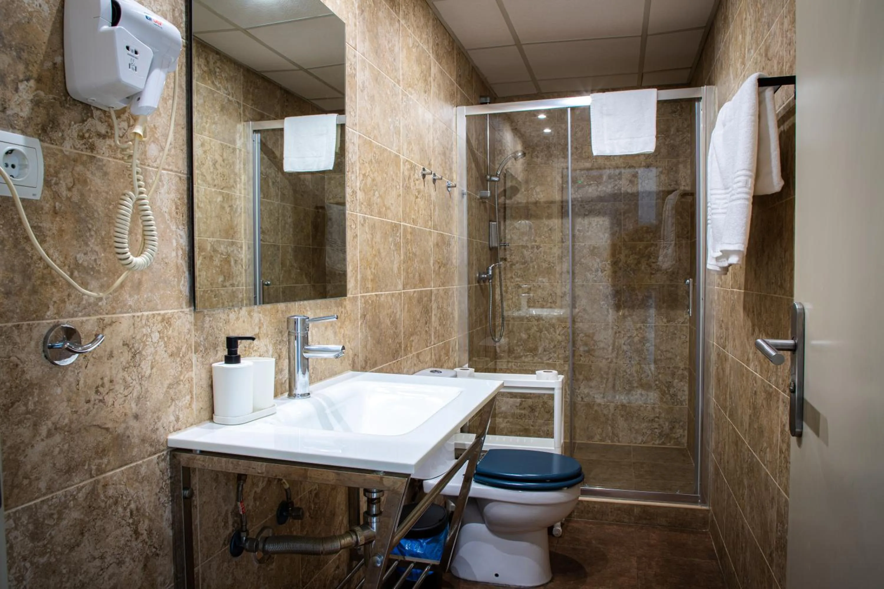 Shower in Apartamentos Comfort Calella